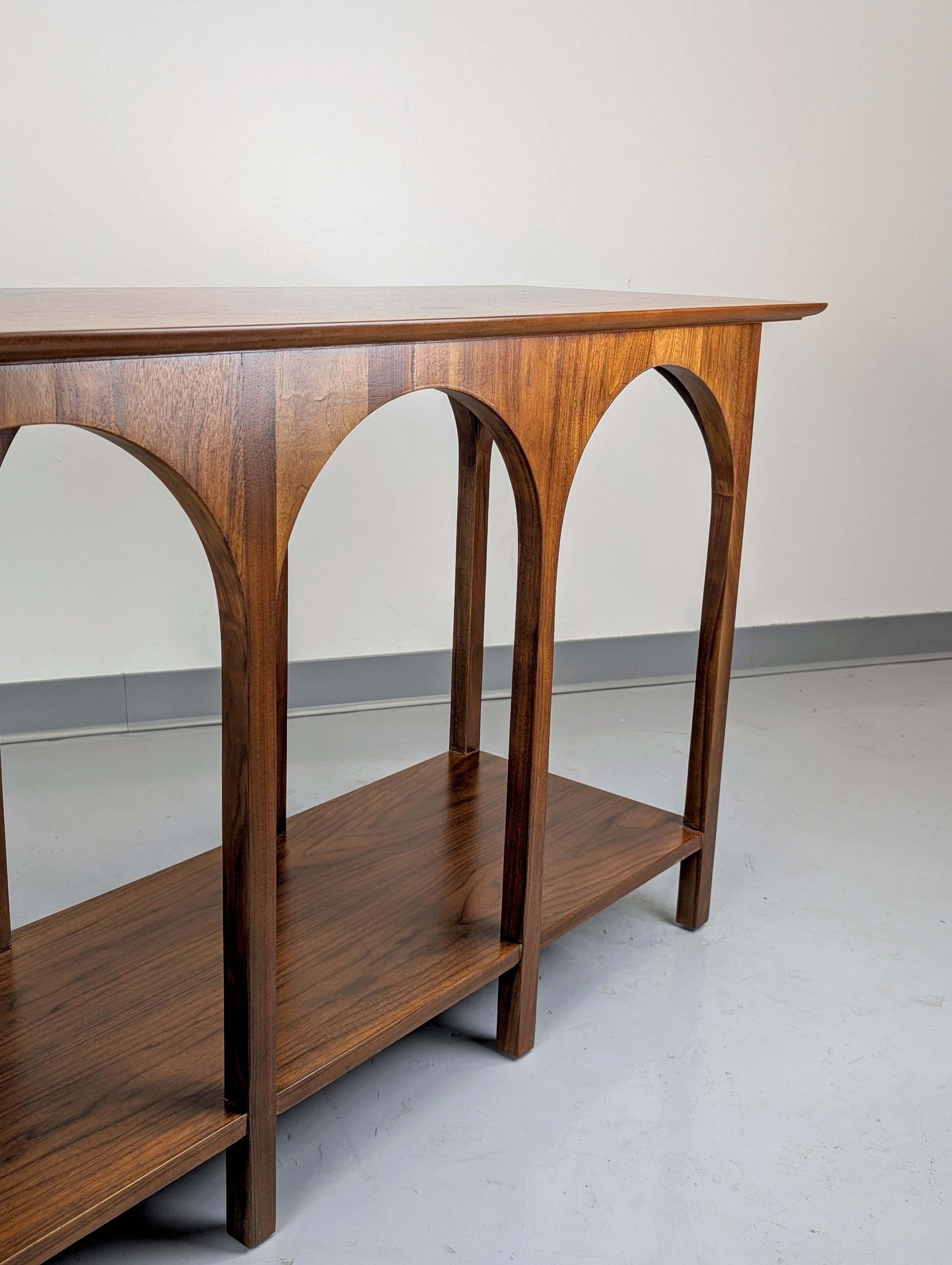 T.H. Robsjohn-Gibbings Colosseum Walnut Console Table Model #3360 for Widdicomb en venta 1
