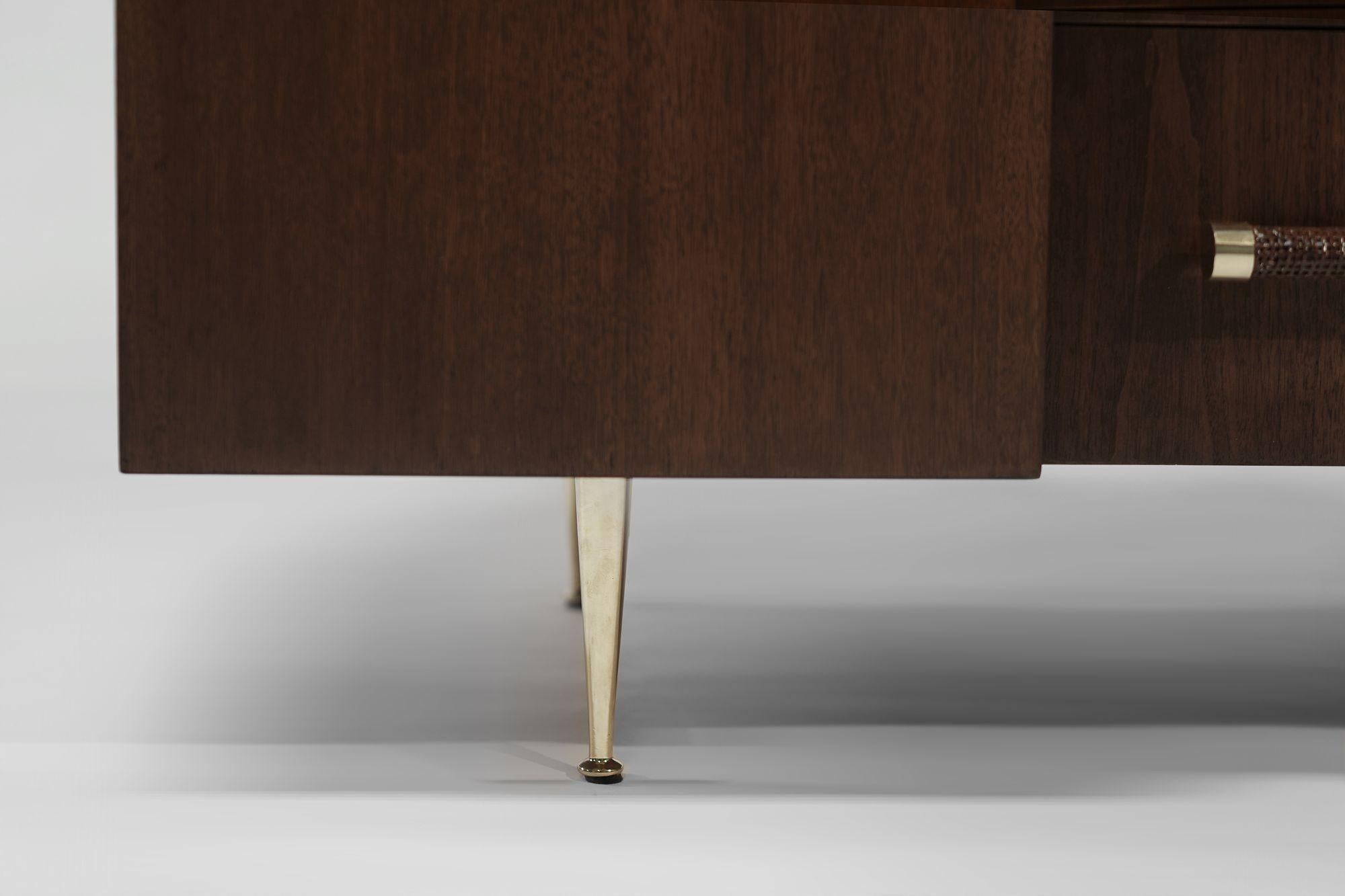 T.H. Credenza Robsjohn-Gibbings in noce e ottone, C. 1950 in vendita 3