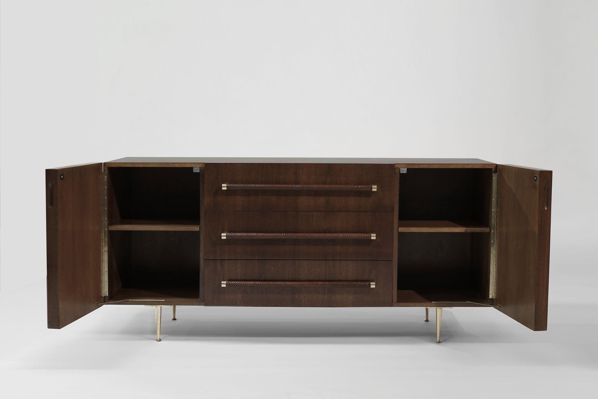 Americano T.H. Credenza Robsjohn-Gibbings in noce e ottone, C. 1950 in vendita