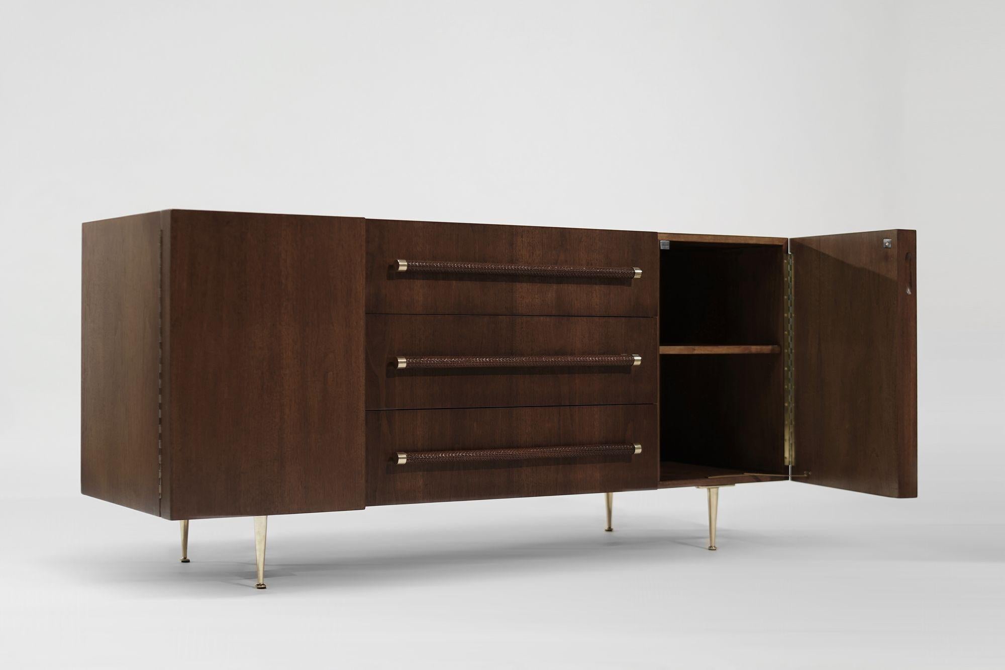 T.H. Credenza Robsjohn-Gibbings in noce e ottone, C. 1950 In condizioni ottime in vendita a Westport, CT