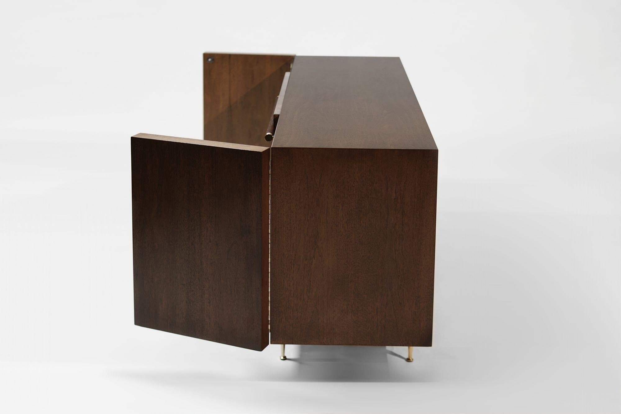 XX secolo T.H. Credenza Robsjohn-Gibbings in noce e ottone, C. 1950 in vendita