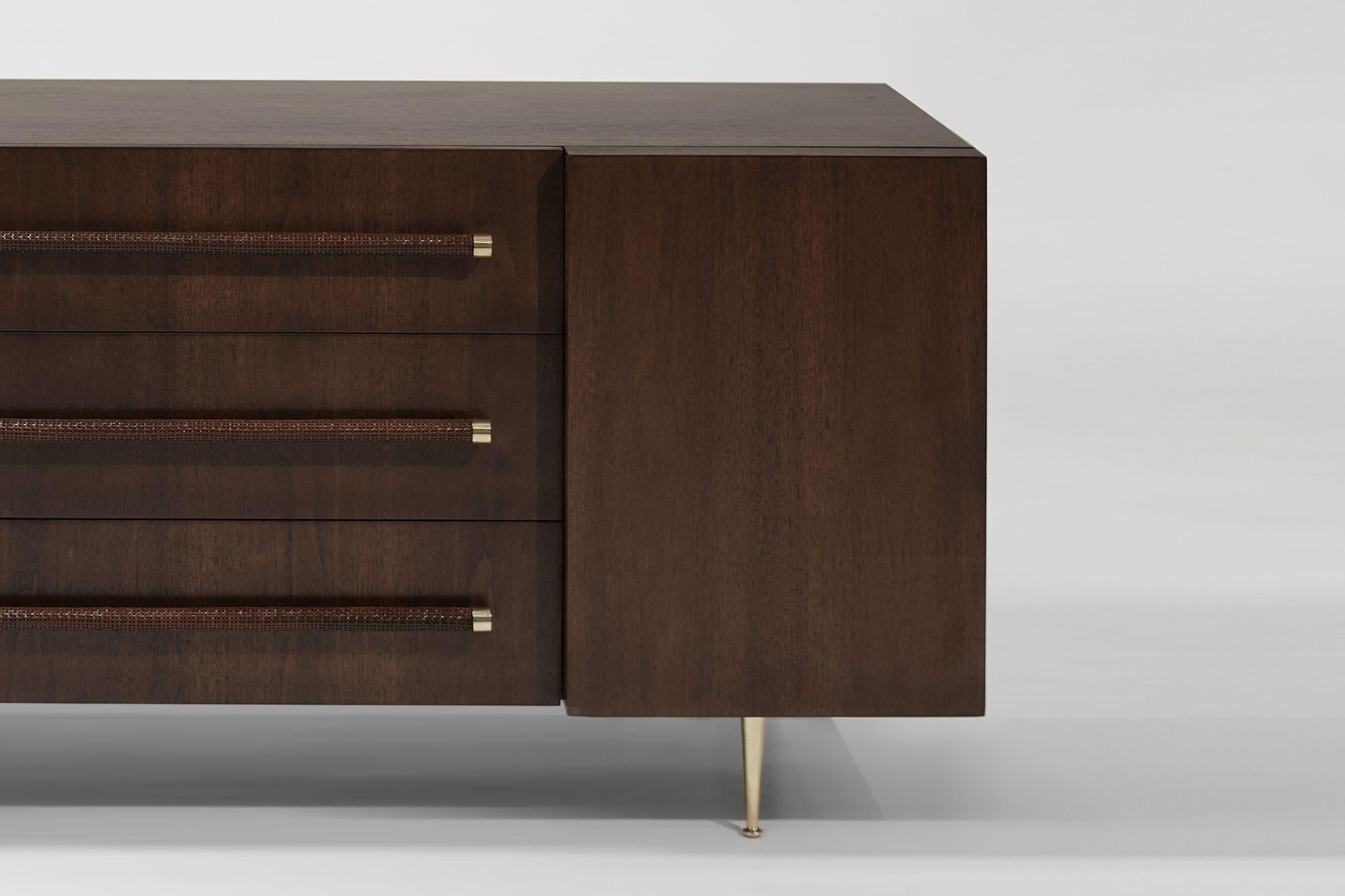 Ottone T.H. Credenza Robsjohn-Gibbings in noce e ottone, C. 1950 in vendita