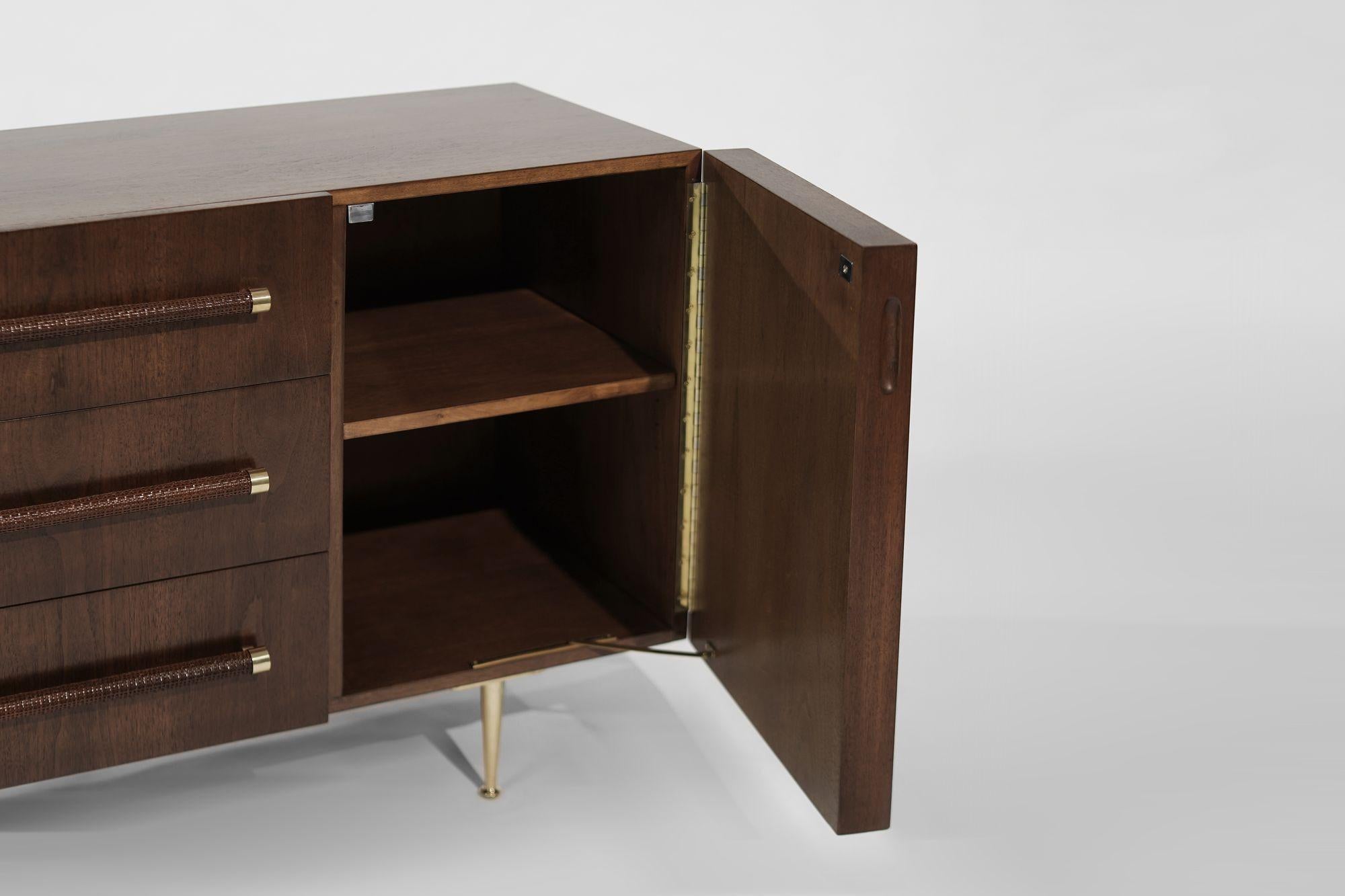 T.H. Credenza Robsjohn-Gibbings in noce e ottone, C. 1950 in vendita 2