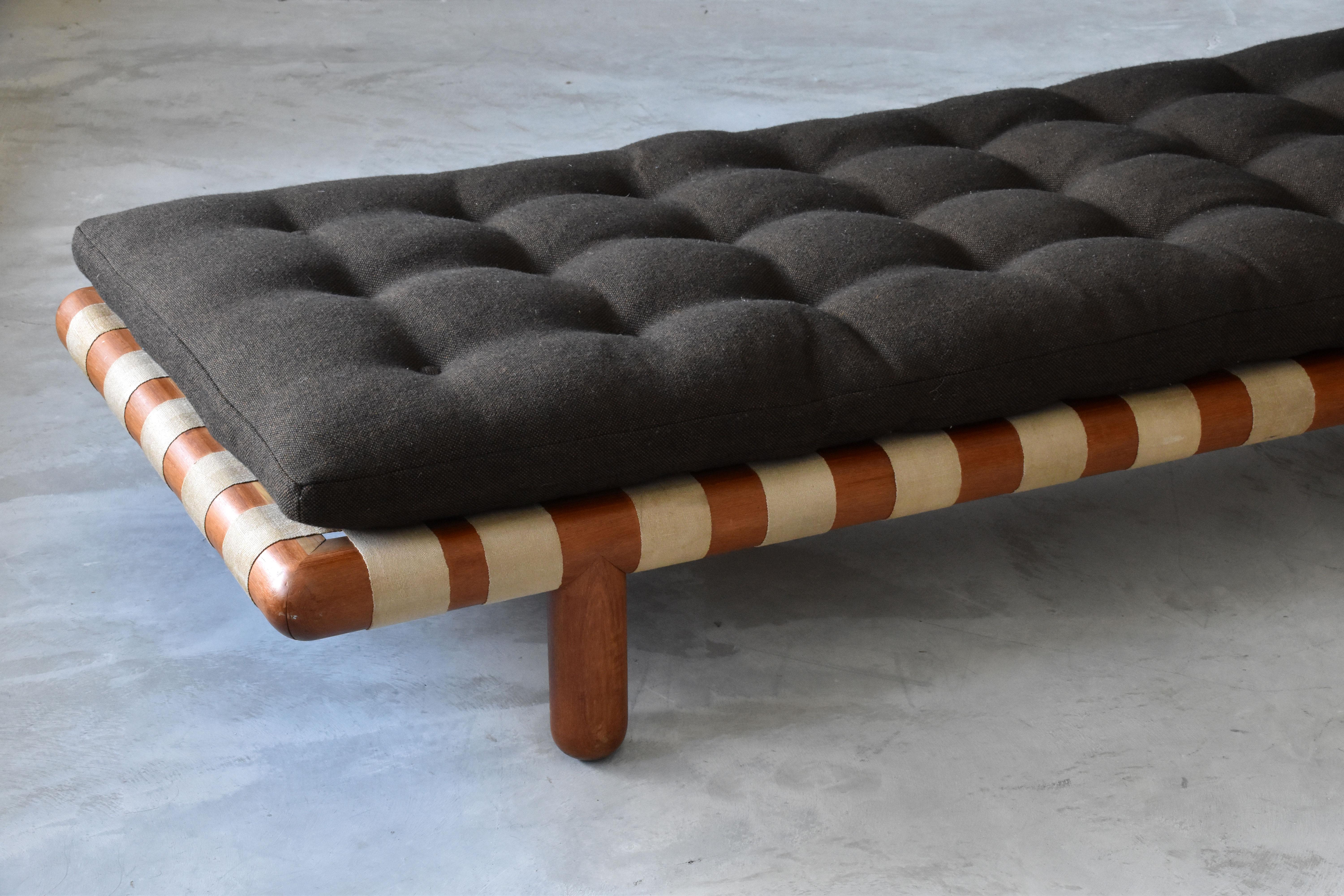 T.H. Robsjohn-Gibbings, Daybed, walnut, fabric, Canvas, Widdicomb, America, 1950 In Good Condition In High Point, NC