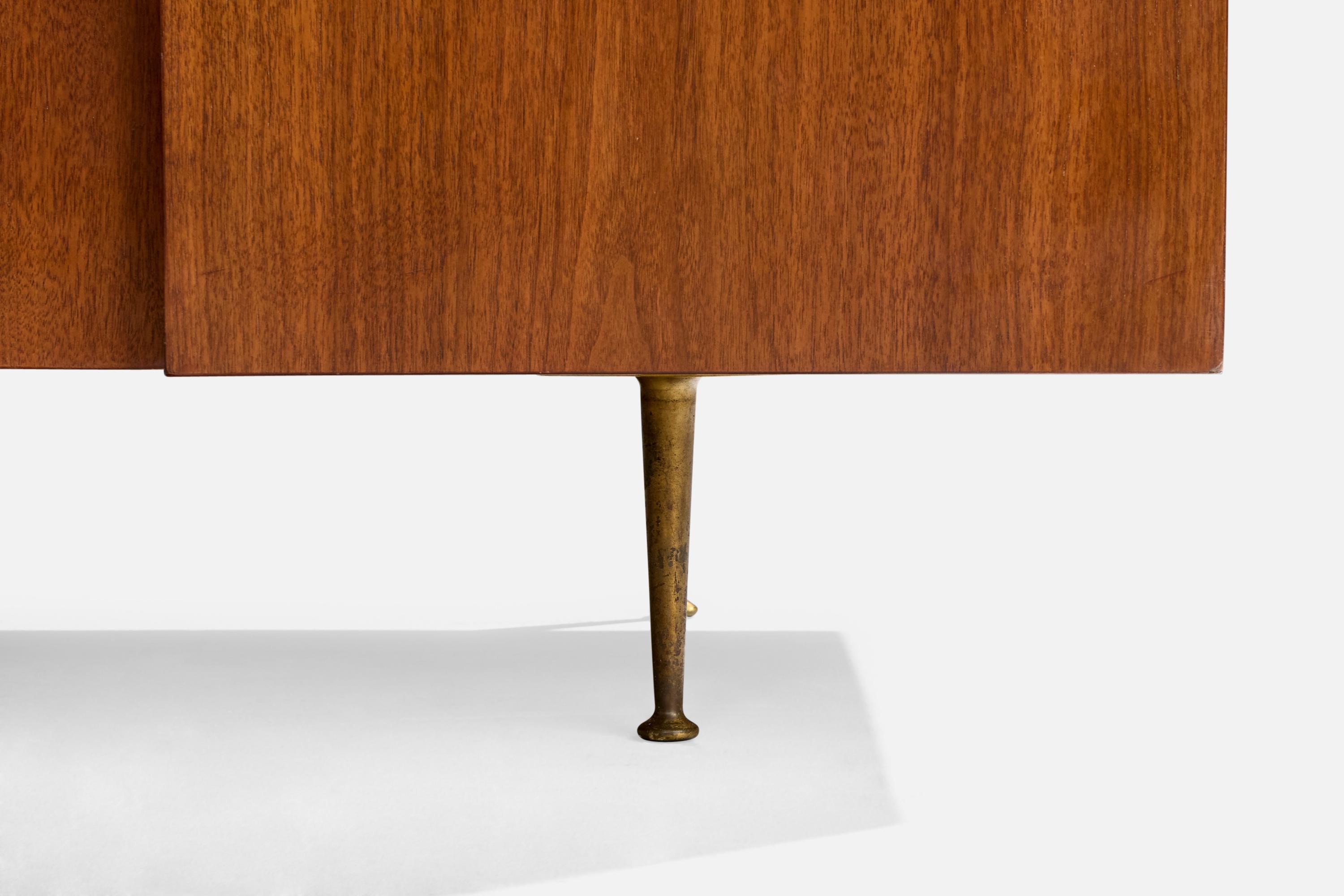 Américain T.H. Robsjohn-Gibbings, commode, noyer, laiton, rotin, États-Unis, années 1950 en vente