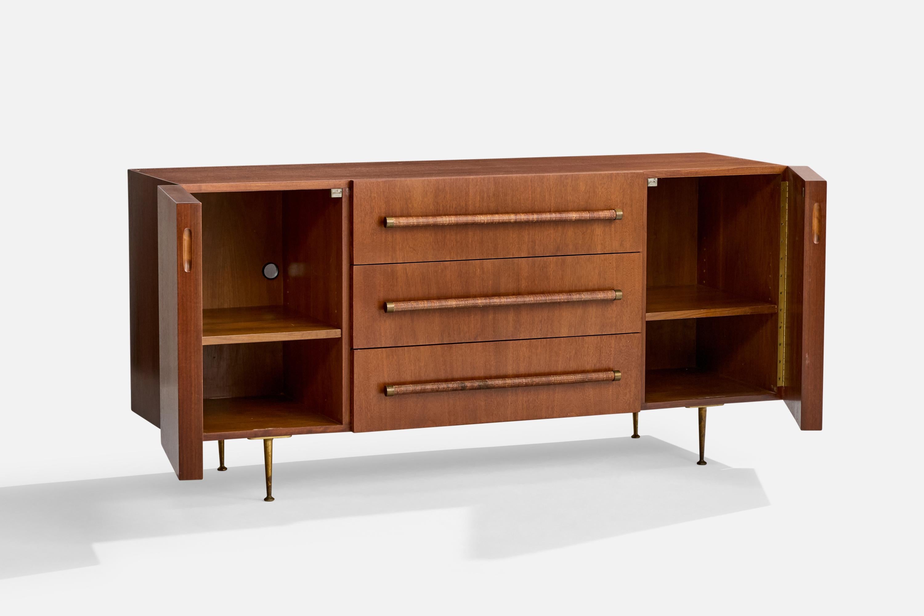 Milieu du XXe siècle T.H. Robsjohn-Gibbings, commode, noyer, laiton, rotin, États-Unis, années 1950 en vente