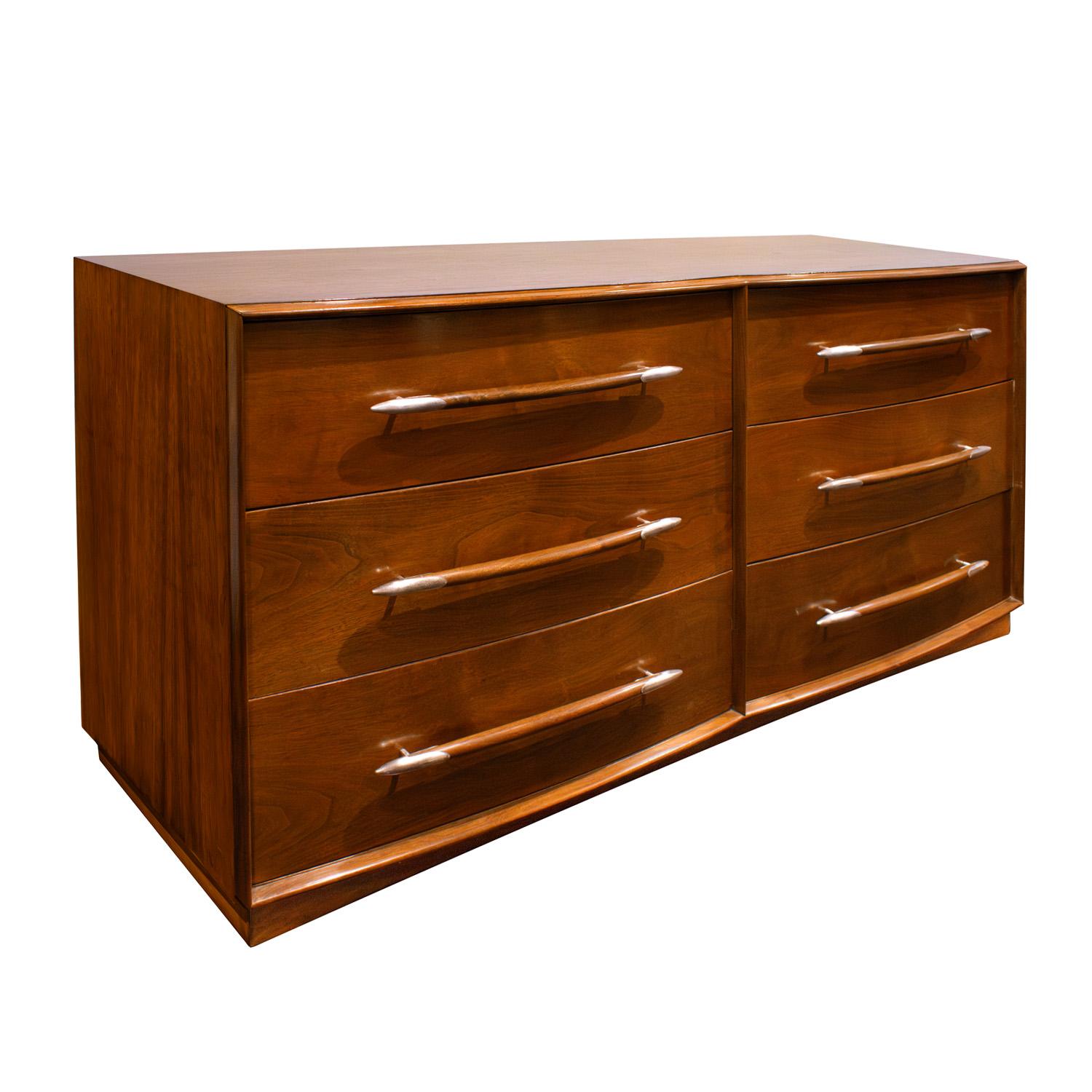 Elegant chest of drawers model no 5003 in walnut with spear pulls with tips in polished silver plate by T.H. Robsjohn-Gibbings for Widdicomb, American 1950's (Label in drawer reads, “Widdicomb designed by T.H. Robsjohn-Gibbings”). The front of the