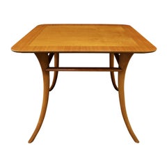 T.H. Table d'appoint Robsjohn-Gibbings en noyer avec pieds en Klismos, 1956 'Signed' (signé)