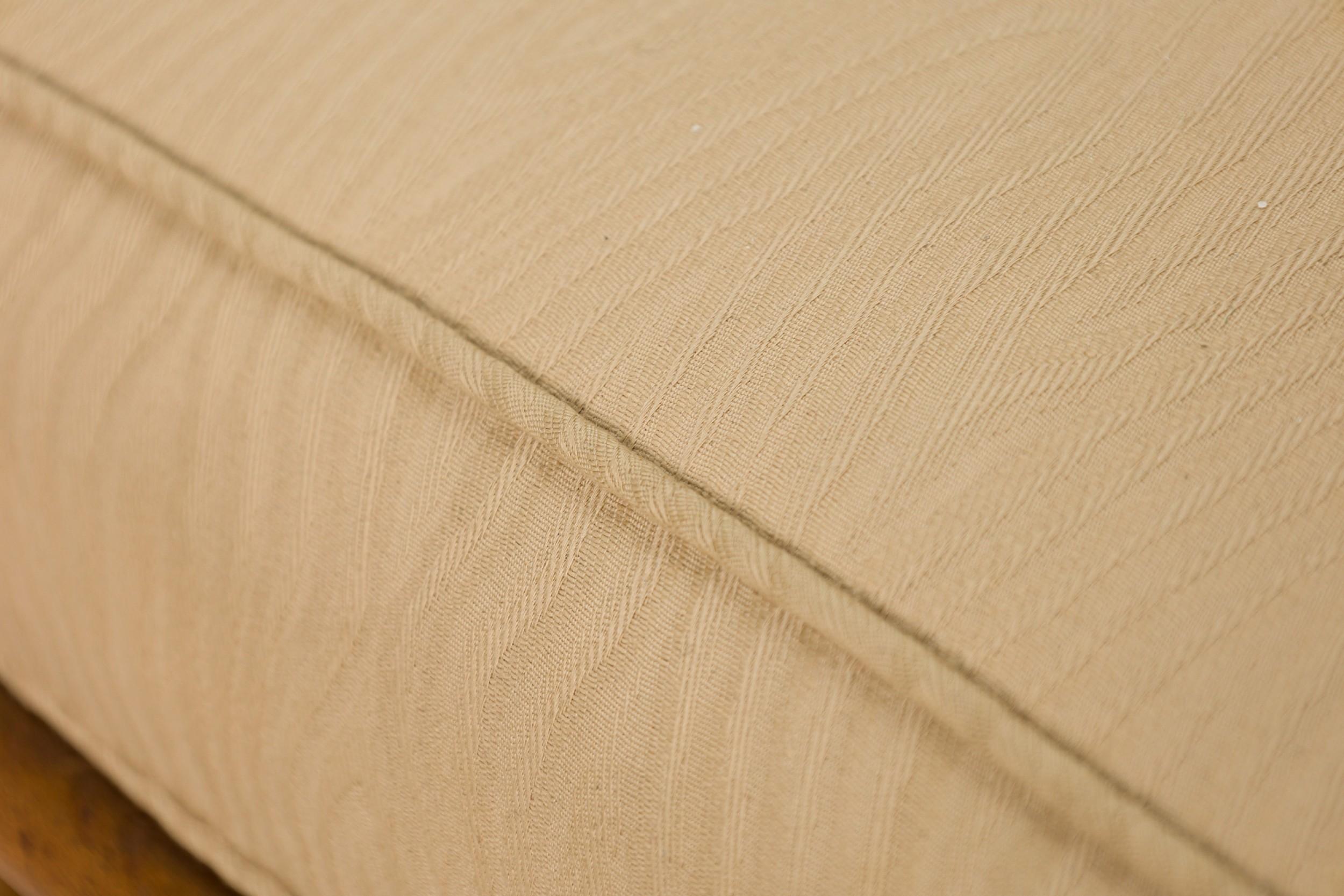 Sedia a sdraio americana del Mid-Century con struttura in noce, profilo squadrato e rivestimento in tessuto beige, che poggia su quattro gambe a tassello leggermente affusolate. (T.H. ROBSJOHN-GIBBINGS PER WIDDICOMB FURNITURE COMPANY)

Condit:
