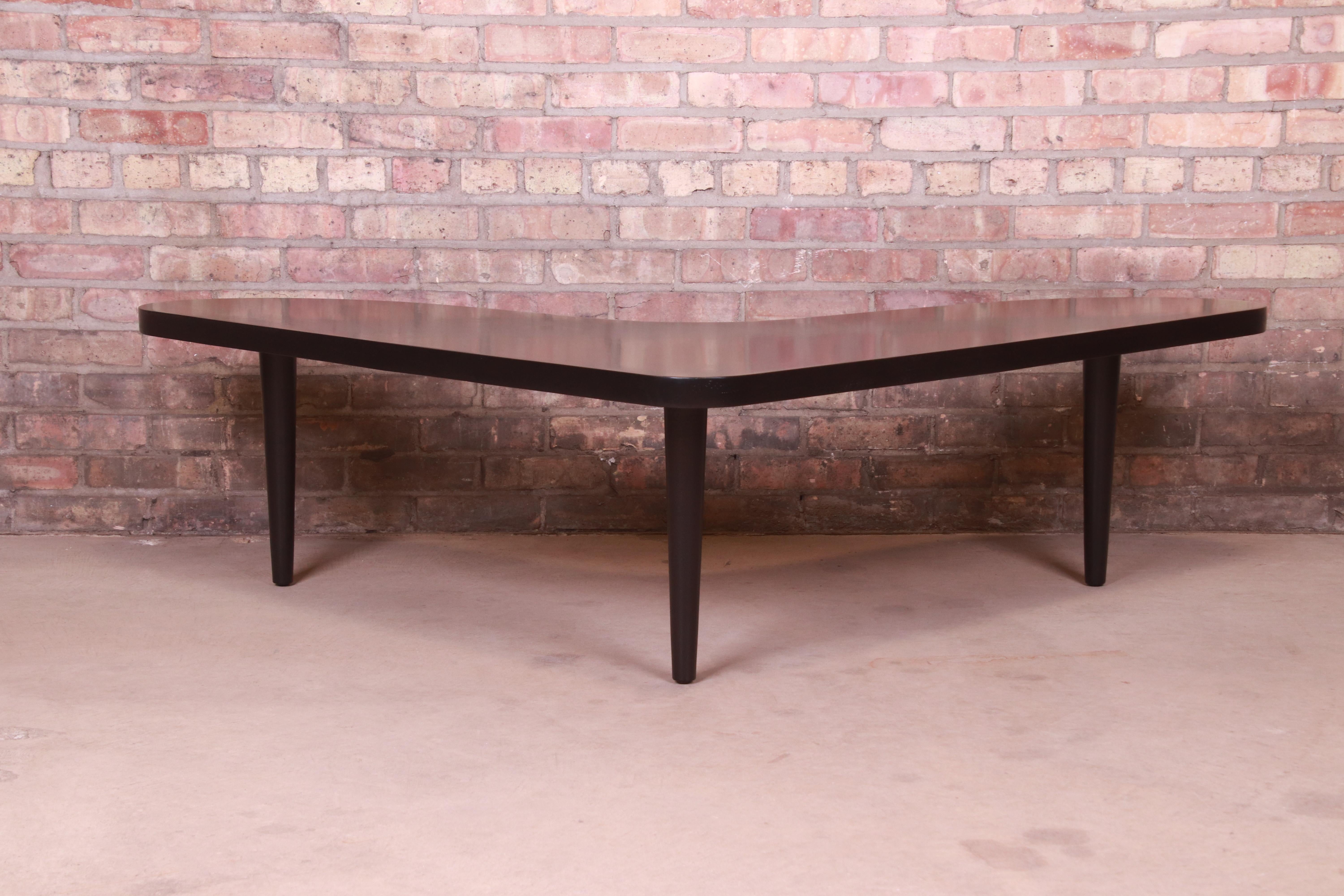 An exceptional Mid-Century Modern black lacquered walnut boomerang coffee or cocktail table

By T.H. Robsjohn-Gibbings for Widdicomb

USA, 1950s

Measures: 48