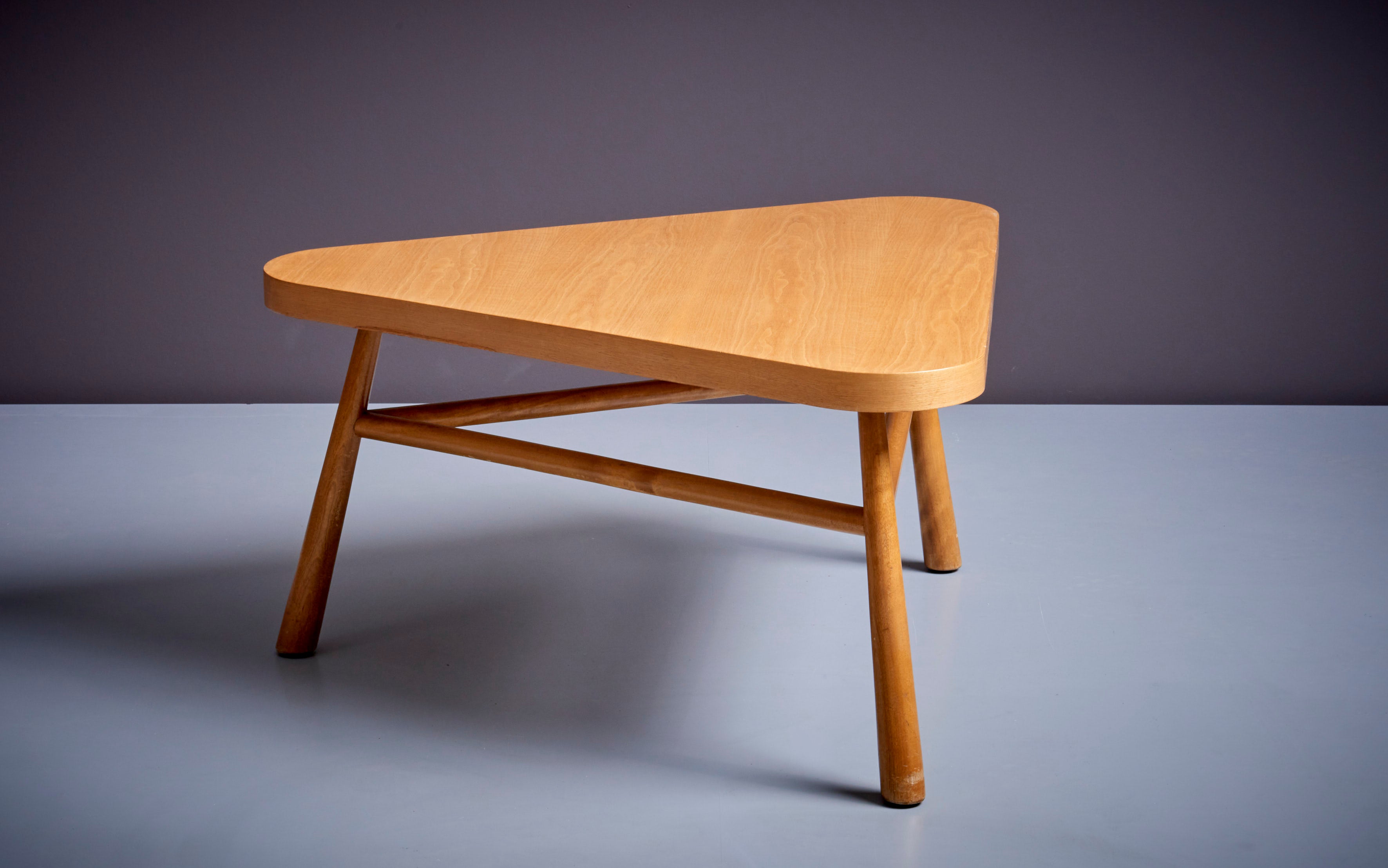 Triangular table by Gibbings for Widdicomb, 1950s, USA in original vintage condition.

T.H. Robsjohn-Gibbings was a furniture designer who became famous for his modernist designs in the mid-20th century. Born in the UK in 1905, he moved to New York