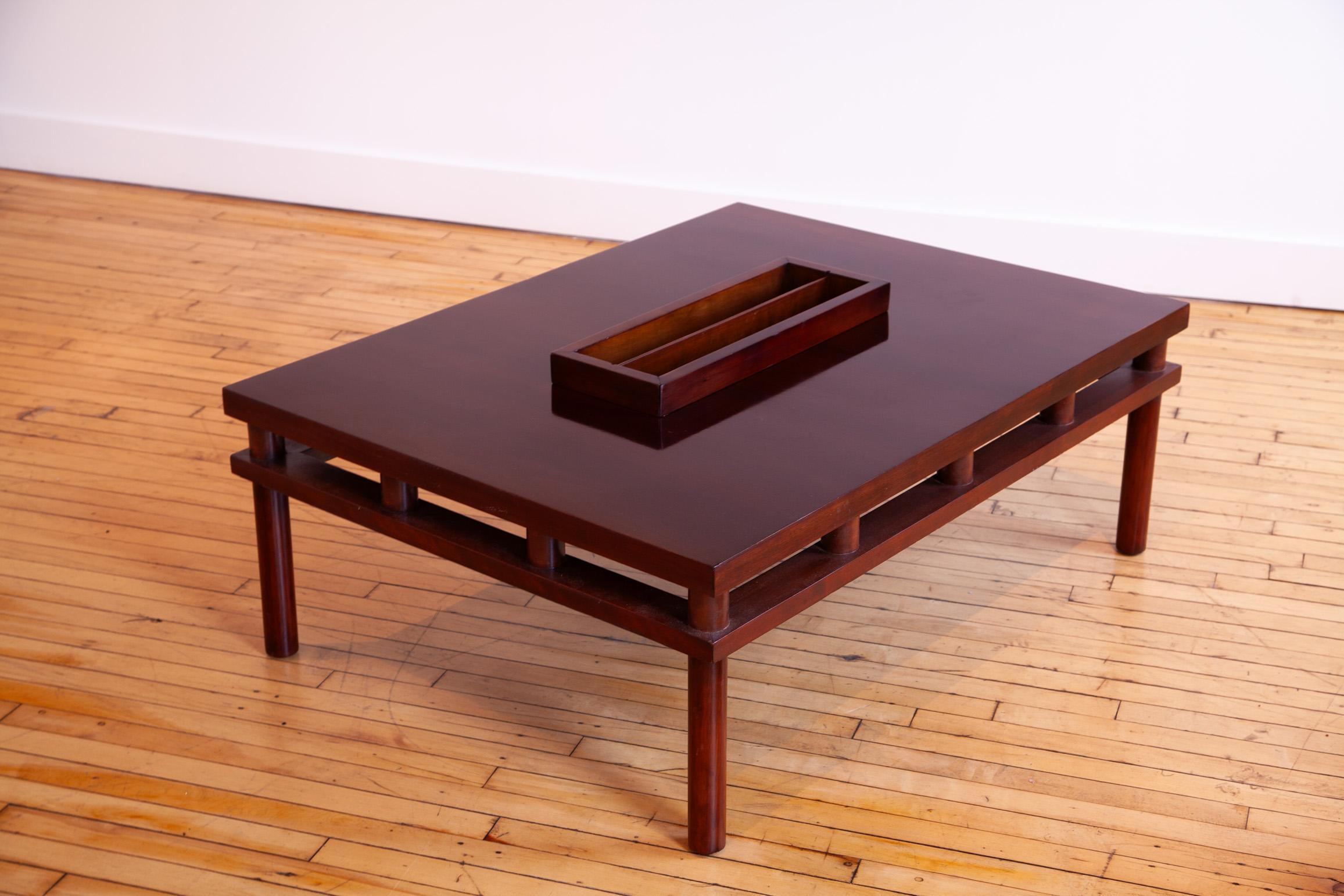 Nous vous présentons un spectaculaire AT&T récemment restauré. Robsjohn-Gibbings for Widdicomb Mid-Century Walnut Cocktail Table with Magazine Box.

Un magnifique design moderne en bois foncé qui conviendrait à un espace de vie sophistiqué. 

Signé