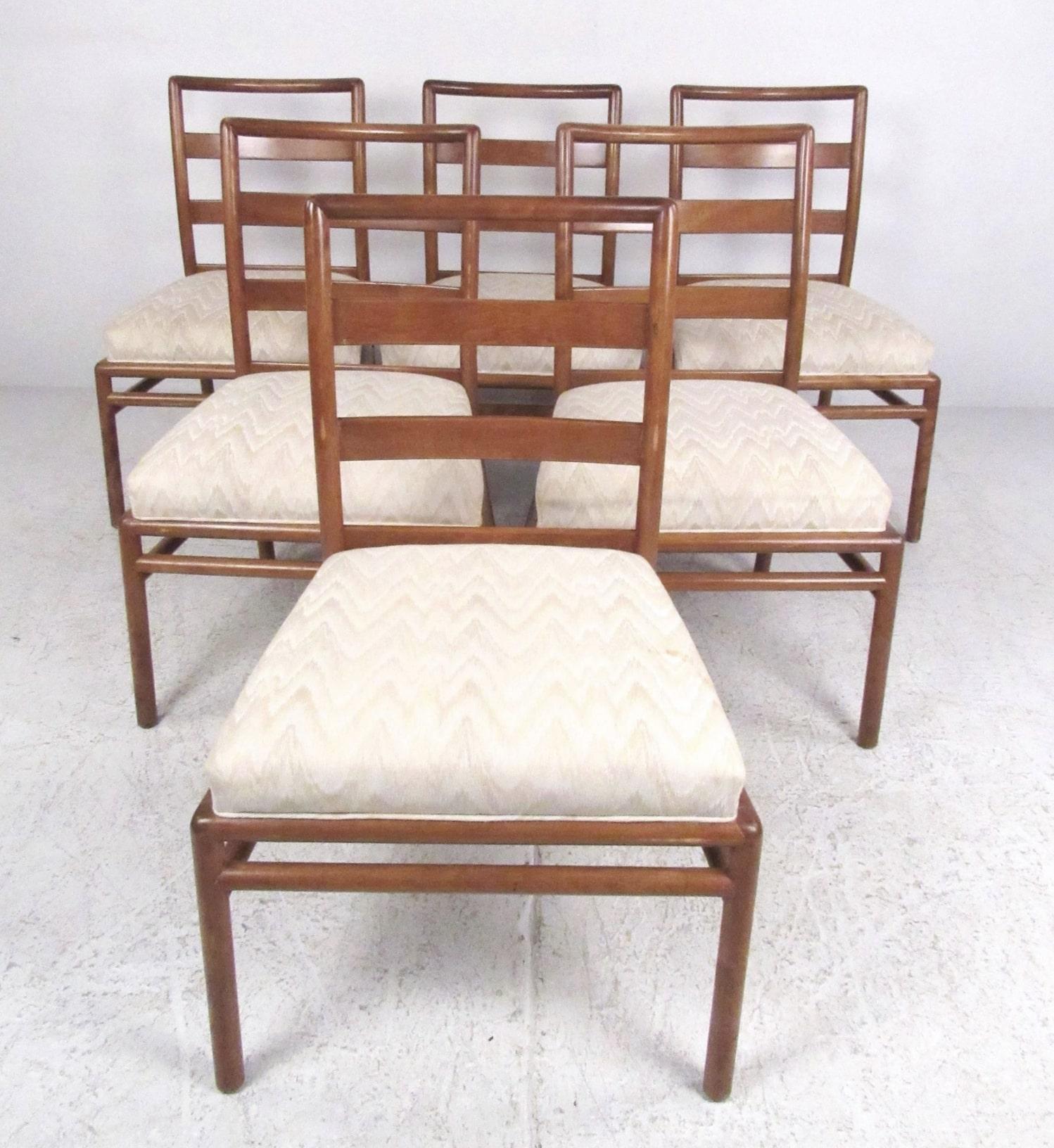 Dieses stilvolle Set von Robsjohn-Gibbings zeichnet sich durch eine einzigartige und robuste Mid-Century-Konstruktion aus. Die abgerundeten Kanten und das Leiterrücken-Design bieten Stil und Komfort.
Bitte bestätigen Sie den Standort des Artikels