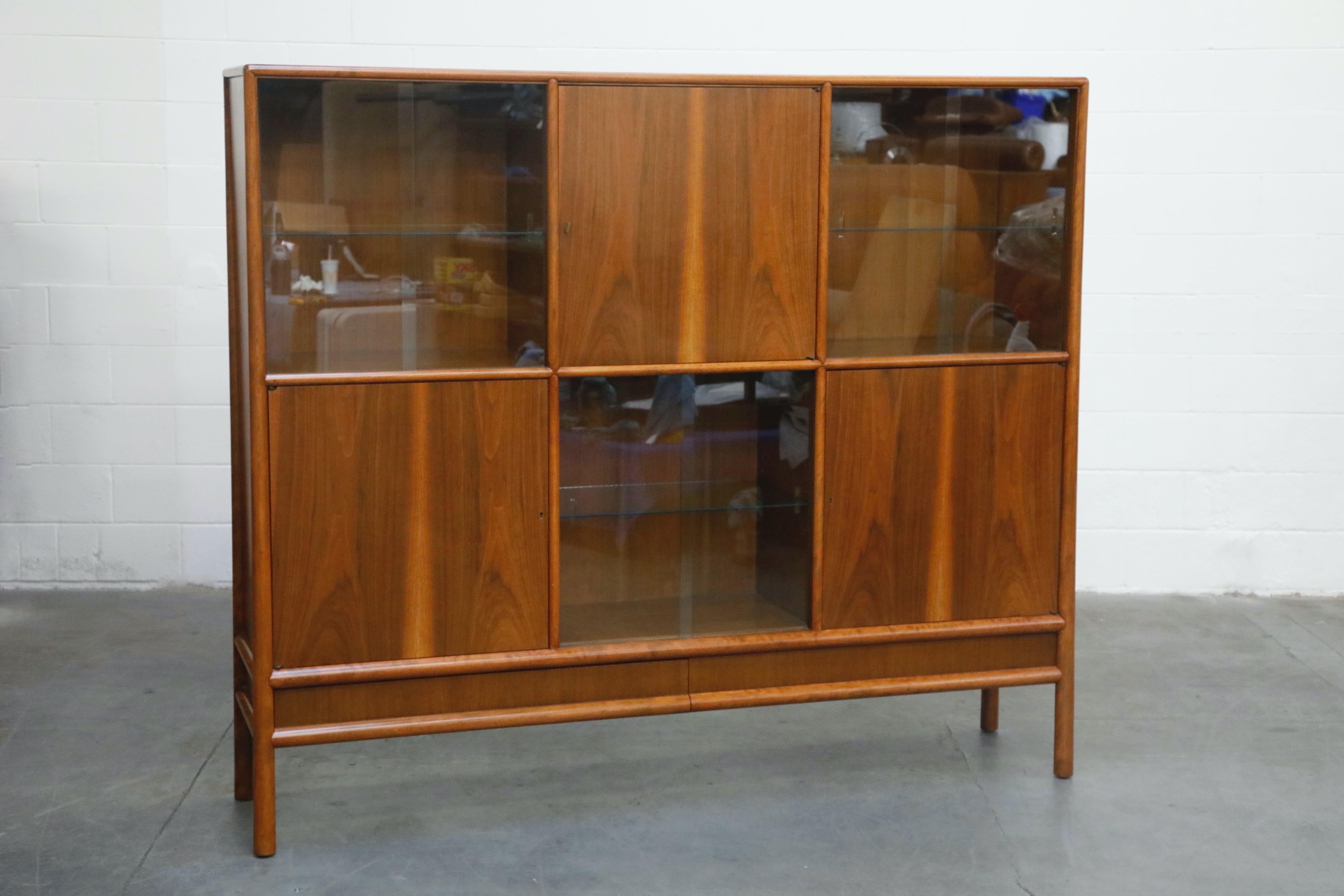 T.H. Robsjohn Gibbings for Widdicomb Display Bookcase Cabinet, 1950s, Signed In Good Condition In Los Angeles, CA