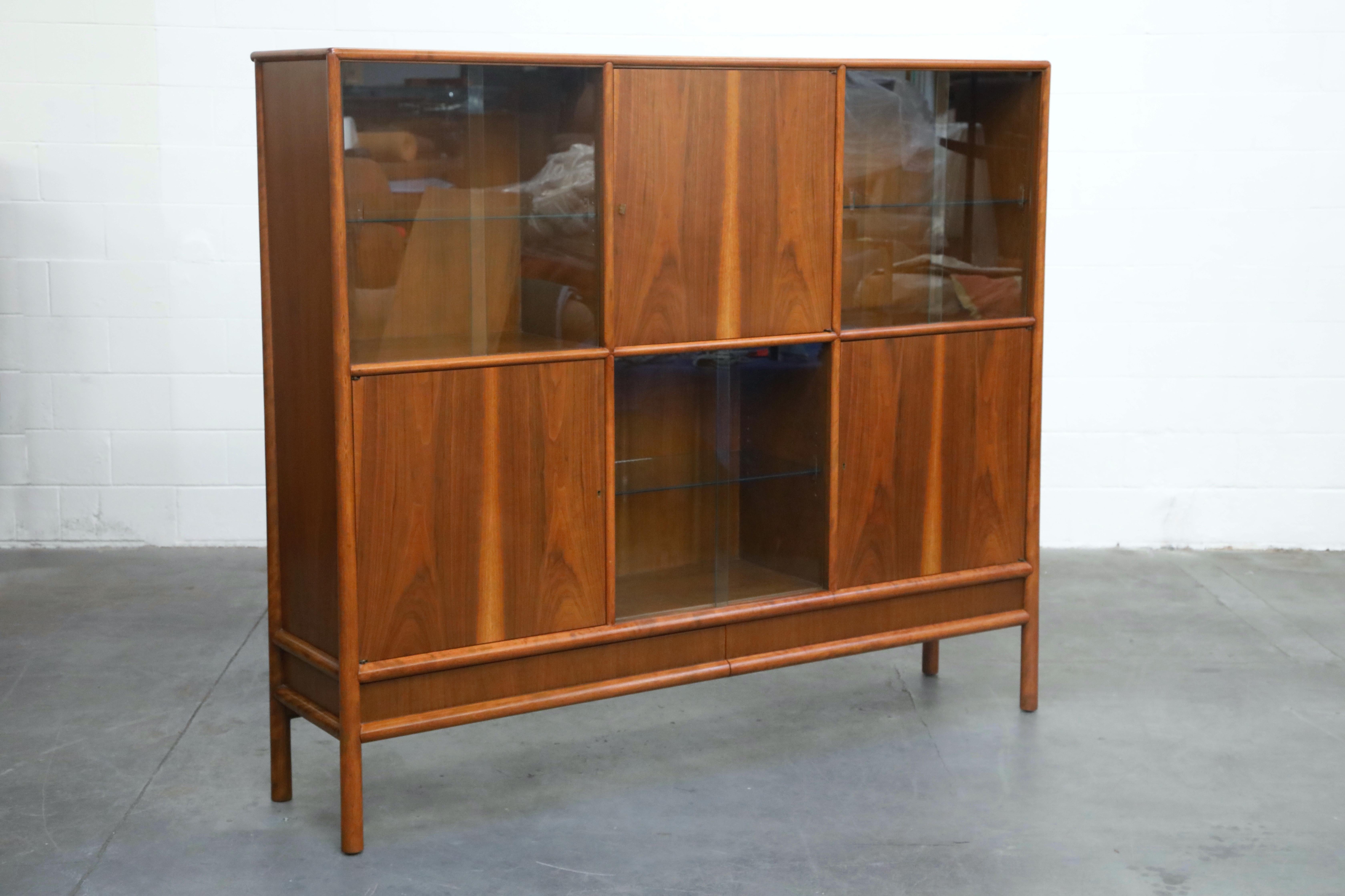 Mid-20th Century T.H. Robsjohn Gibbings for Widdicomb Display Bookcase Cabinet, 1950s, Signed