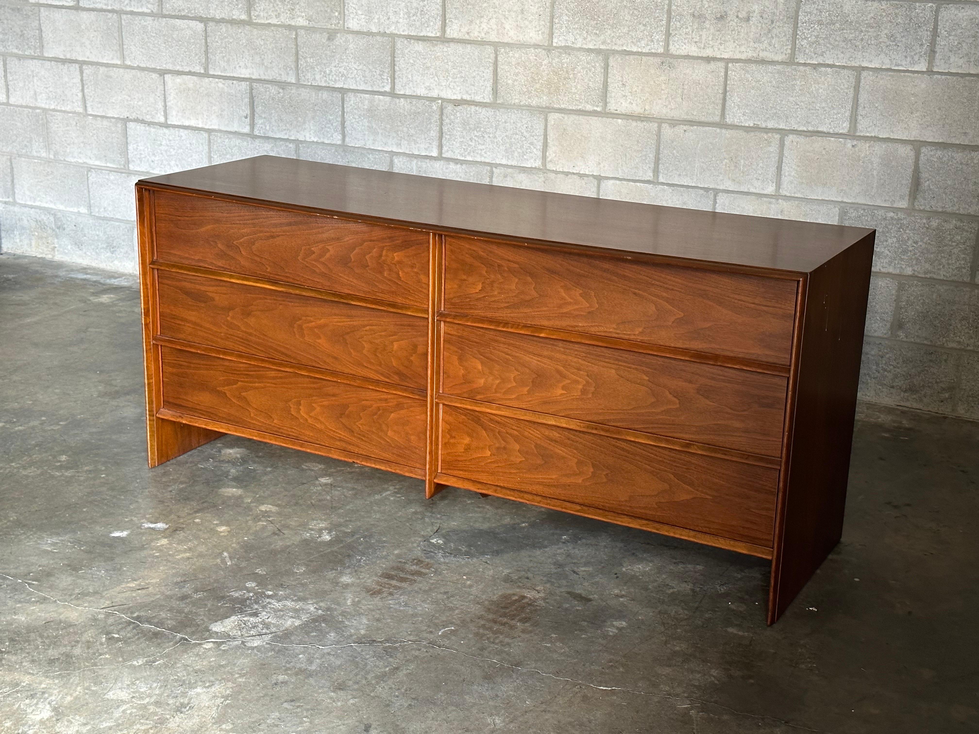 Mid-Century moderno T.H. Robsjohn-Gibbings per il comò Widdicomb in vendita