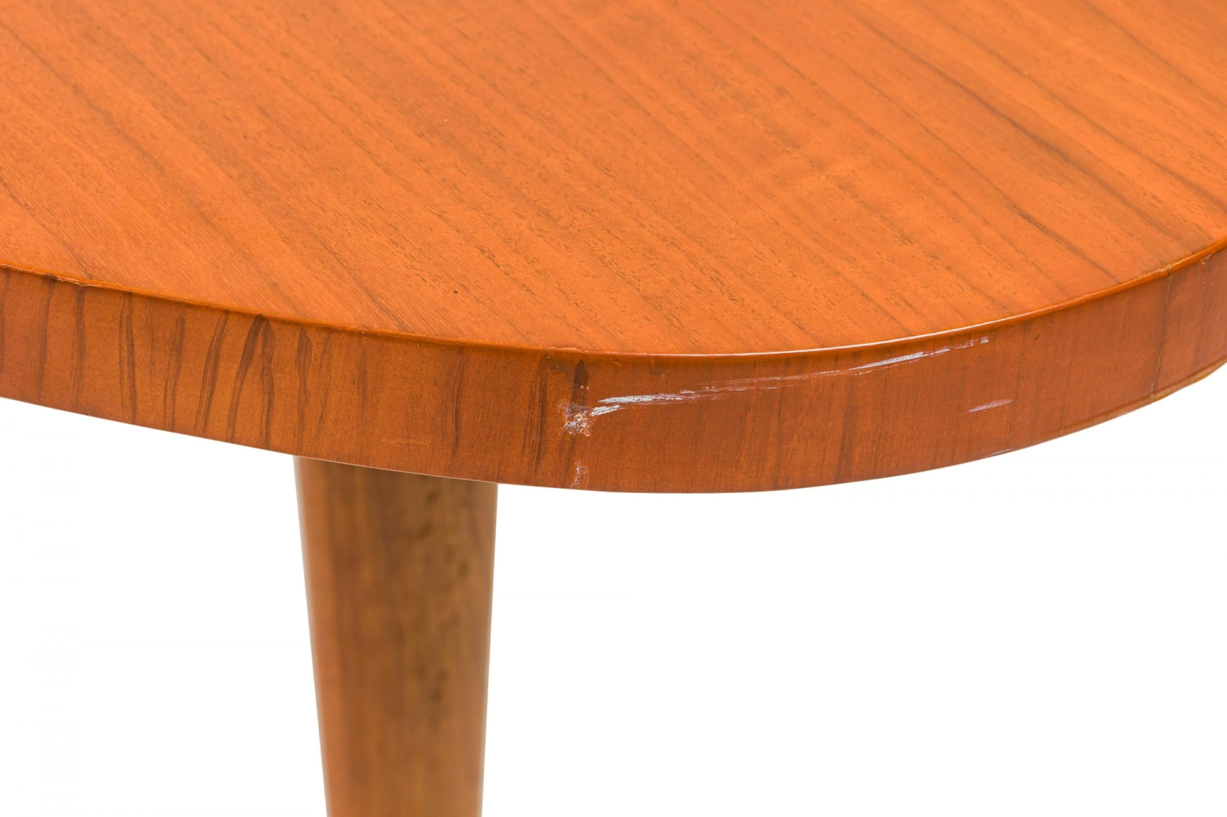 Legno T.H. Robsjohn-Gibbings per Widdicomb Furniture Co. Scrivania semi-ovale in noce in vendita