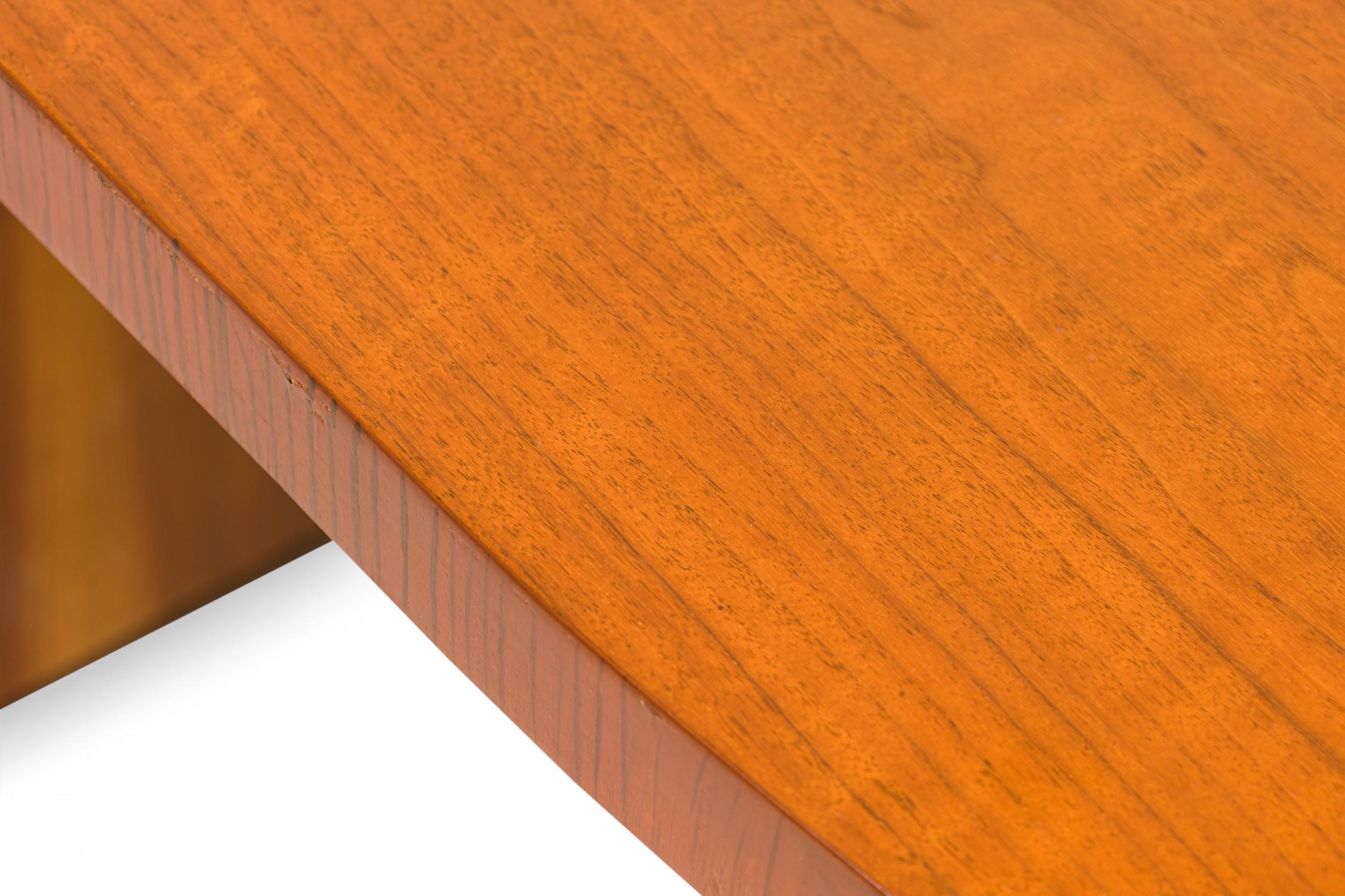 T.H. Robsjohn-Gibbings per Widdicomb Furniture Co. Scrivania semi-ovale in noce in vendita 1