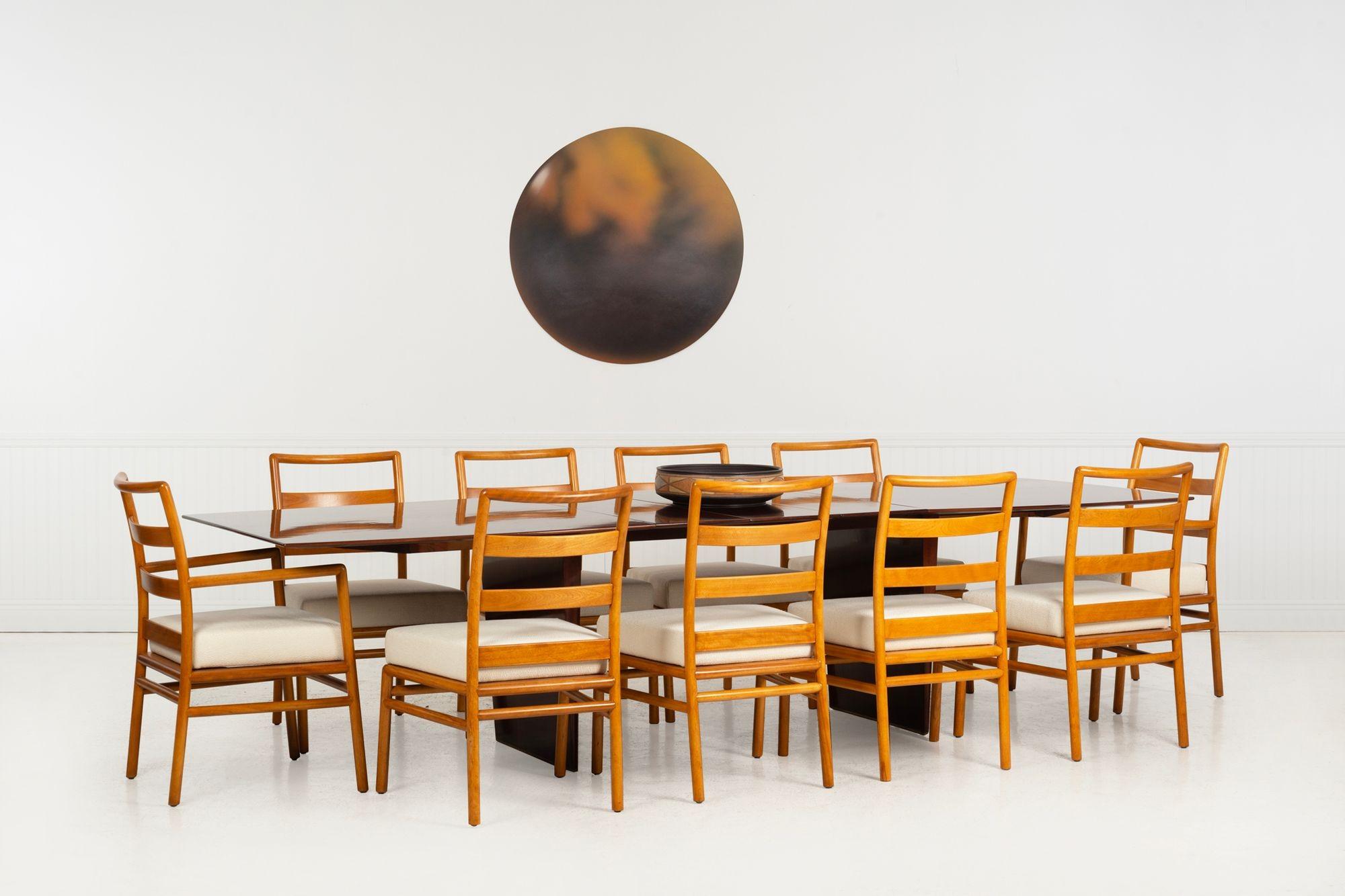 T.H. Robsjohn-Gibbings para Widdicomb Sillas de comedor con respaldo en escalera, juego de diez, 1955c.
Conjunto de diez sillas de comedor de madera maciza de arce en acabado miel claro, diseñadas por T.H. Robsjohn-Gibbings por Widdicomb. Presenta