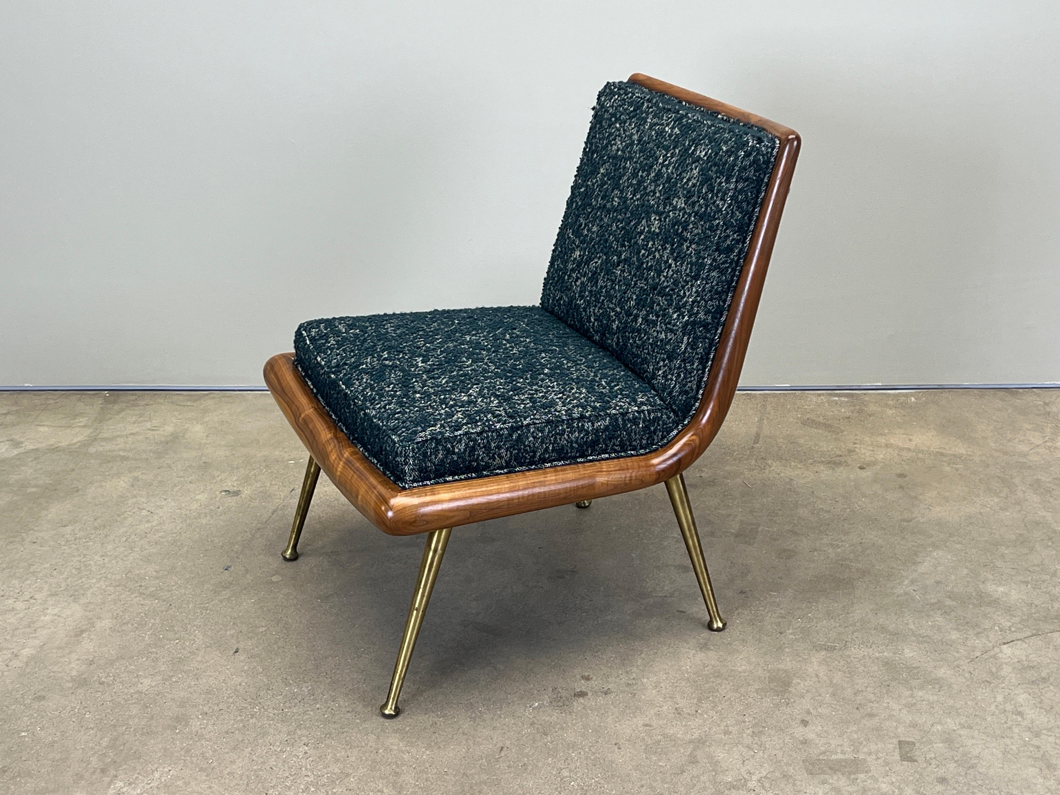 Un raro sillón de salón con patas de latón diseñado por T.H. Robsjohn-Gibbings por Widdicomb. Totalmente restaurado cualquier retapizado en Holly Hunt / los cabos / índigo. 