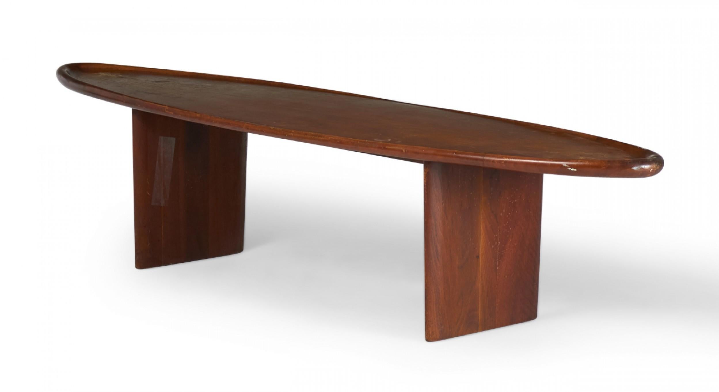 Table basse en acajou du milieu du siècle dernier avec un plateau ovale allongé en forme de 