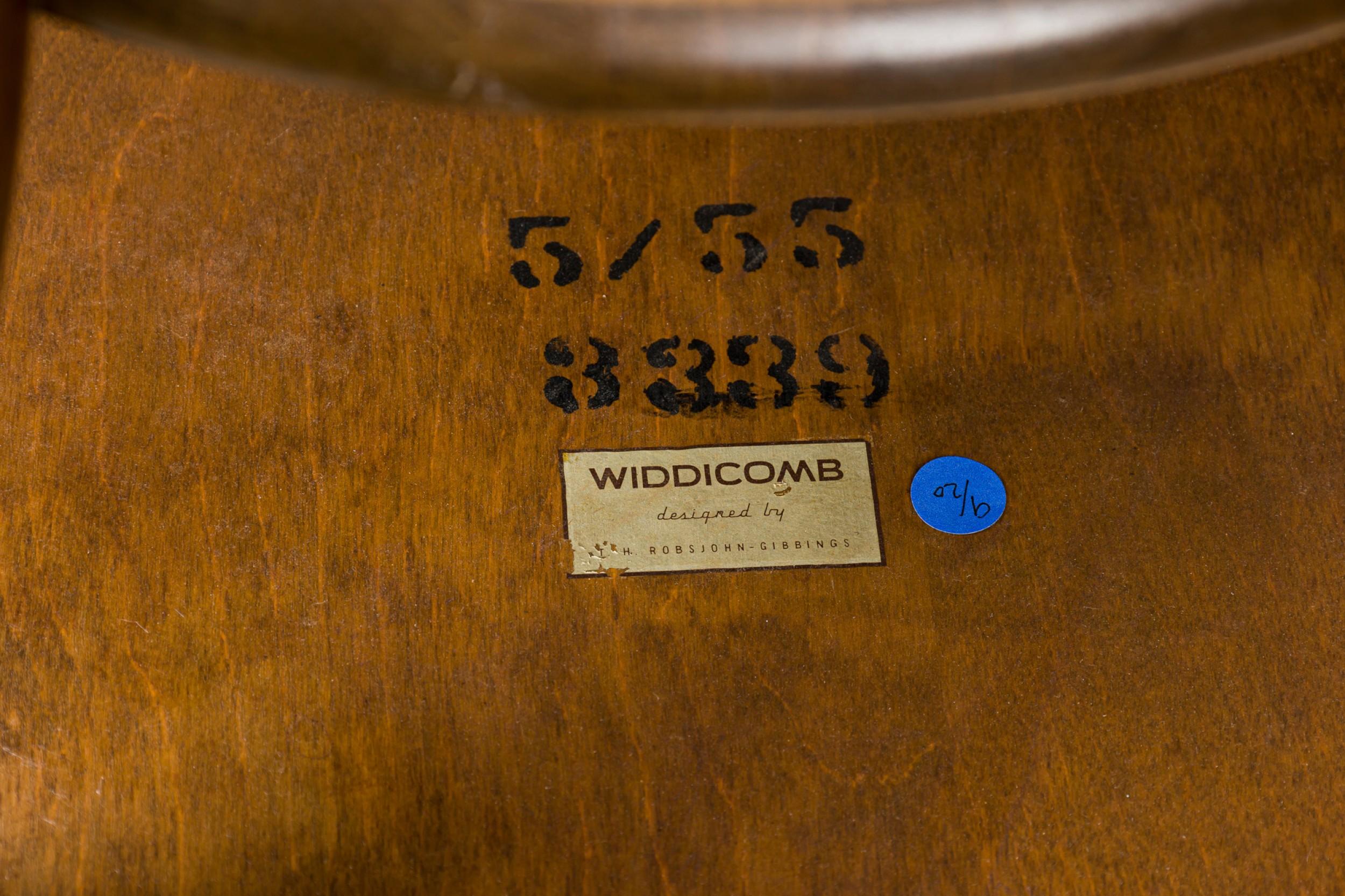 Table d'appoint circulaire en bois du milieu du siècle, avec une étagère inférieure graduée et descendante, reposant sur des pieds cabriole. (AT&T. ROBSJOHN-GIBBINGS POUR WIDDICOMB MANUFACTURING COMPANY)

Usure de finition