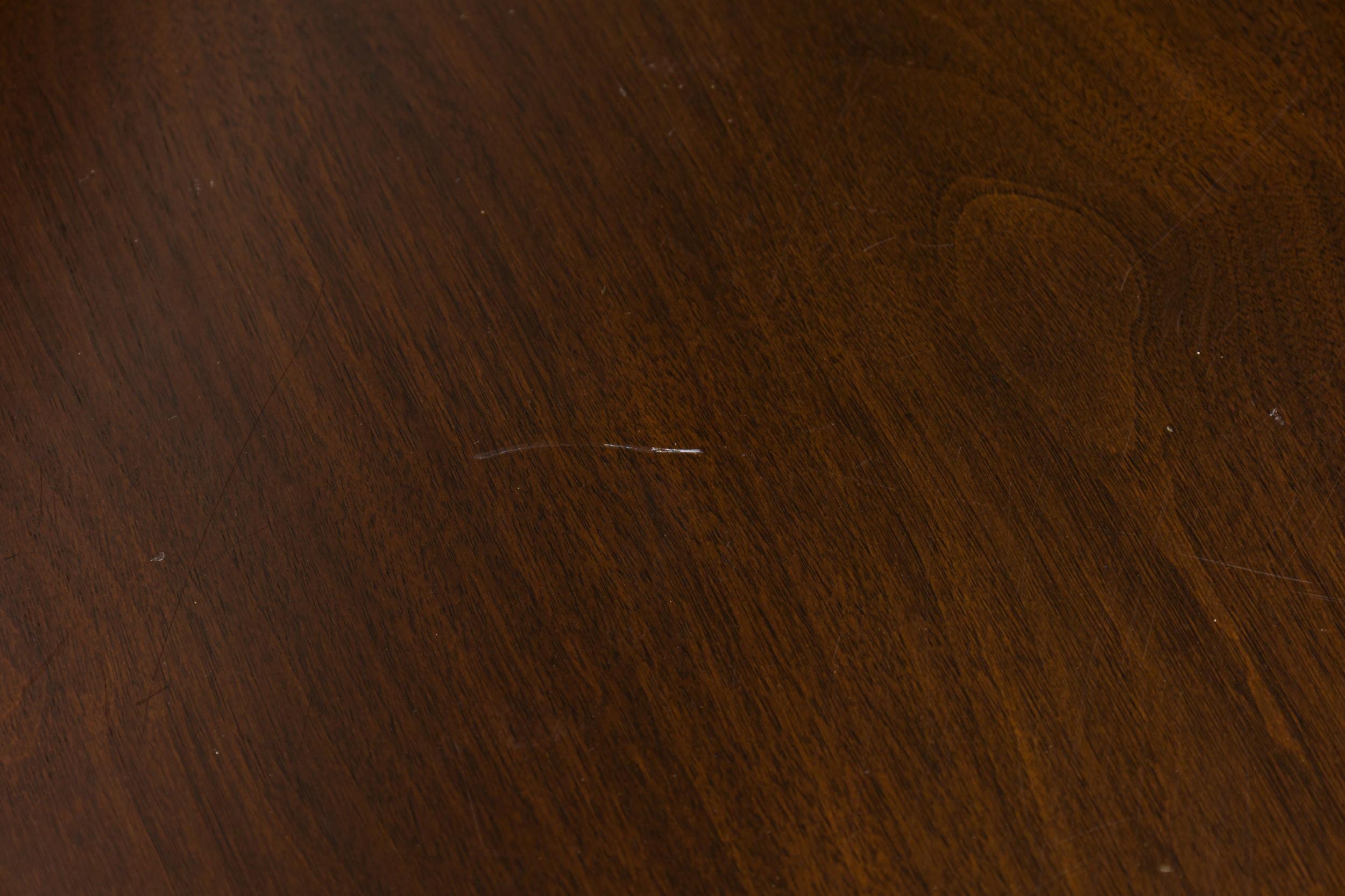 T.H. Robsjohn-Gibbings pour Widdicomb Mfg. Co. Table d'appoint circulaire en bois à 2 niveaux Bon état - En vente à Queens, NY