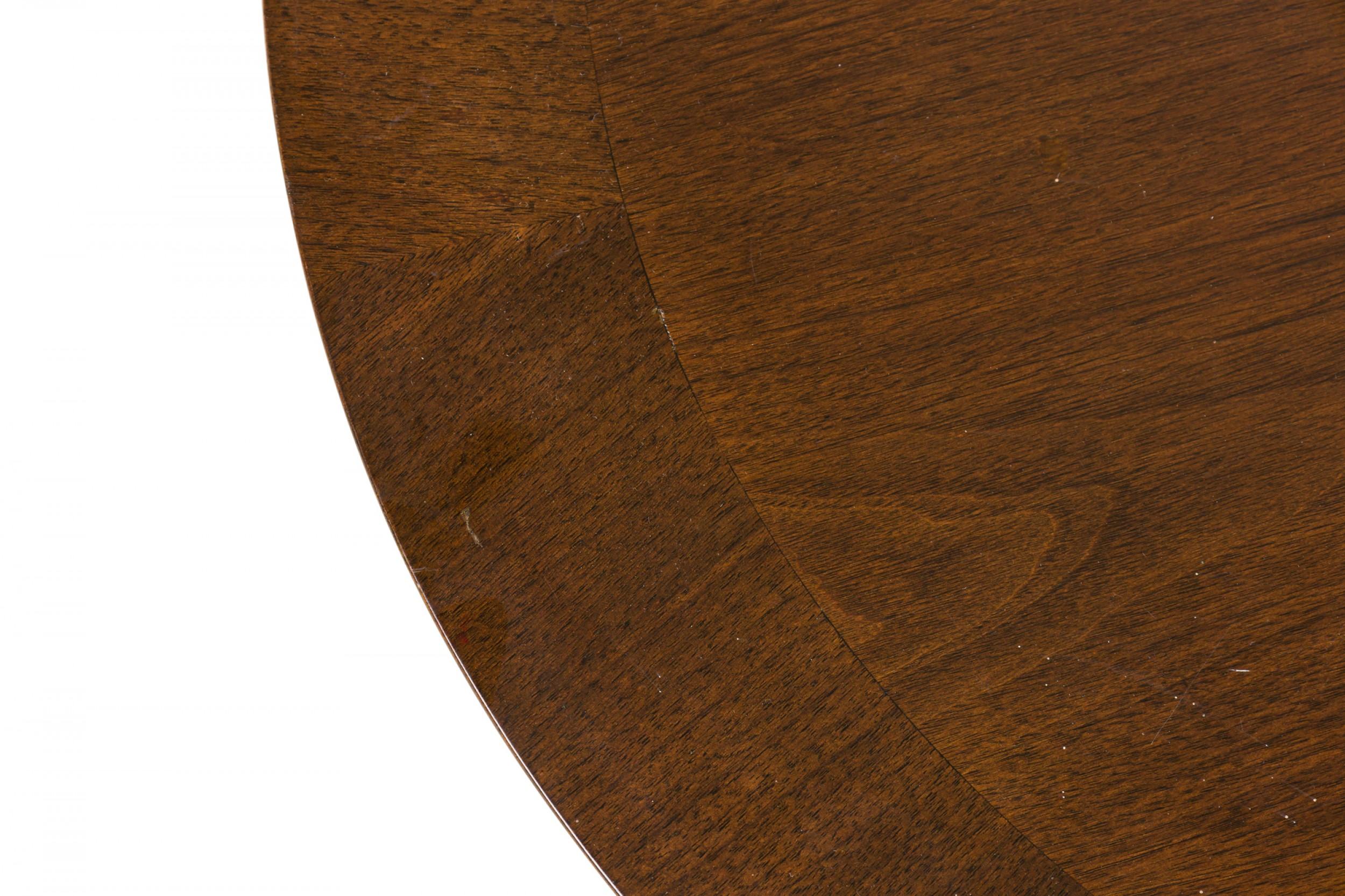 20ième siècle T.H. Robsjohn-Gibbings pour Widdicomb Mfg. Co. Table d'appoint circulaire en bois à 2 niveaux en vente