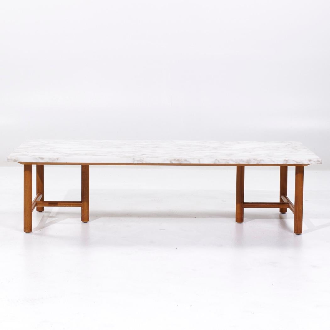 T.H. Robsjohn Gibbings pour Widdicomb Table basse en marbre du milieu du siècle dernier

Cette table basse mesure : 54 de large x 24 de profond x 14 de haut

Tous les meubles peuvent être achetés dans ce que nous appelons un état vintage restauré.