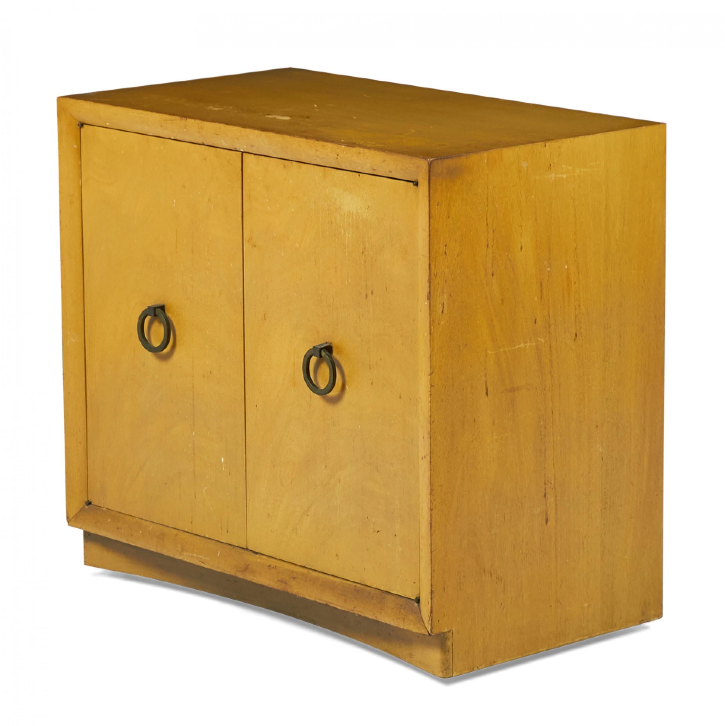 Armoire américaine du milieu du siècle dernier (années 1950) à deux portes en érable avec des poignées de porte en forme d'anneau en laiton reposant sur de petites roulettes dissimulées. (AT&T. ROBSJOHN-GIBBINGS FOR WIDDICOMB MODERN) (Meuble