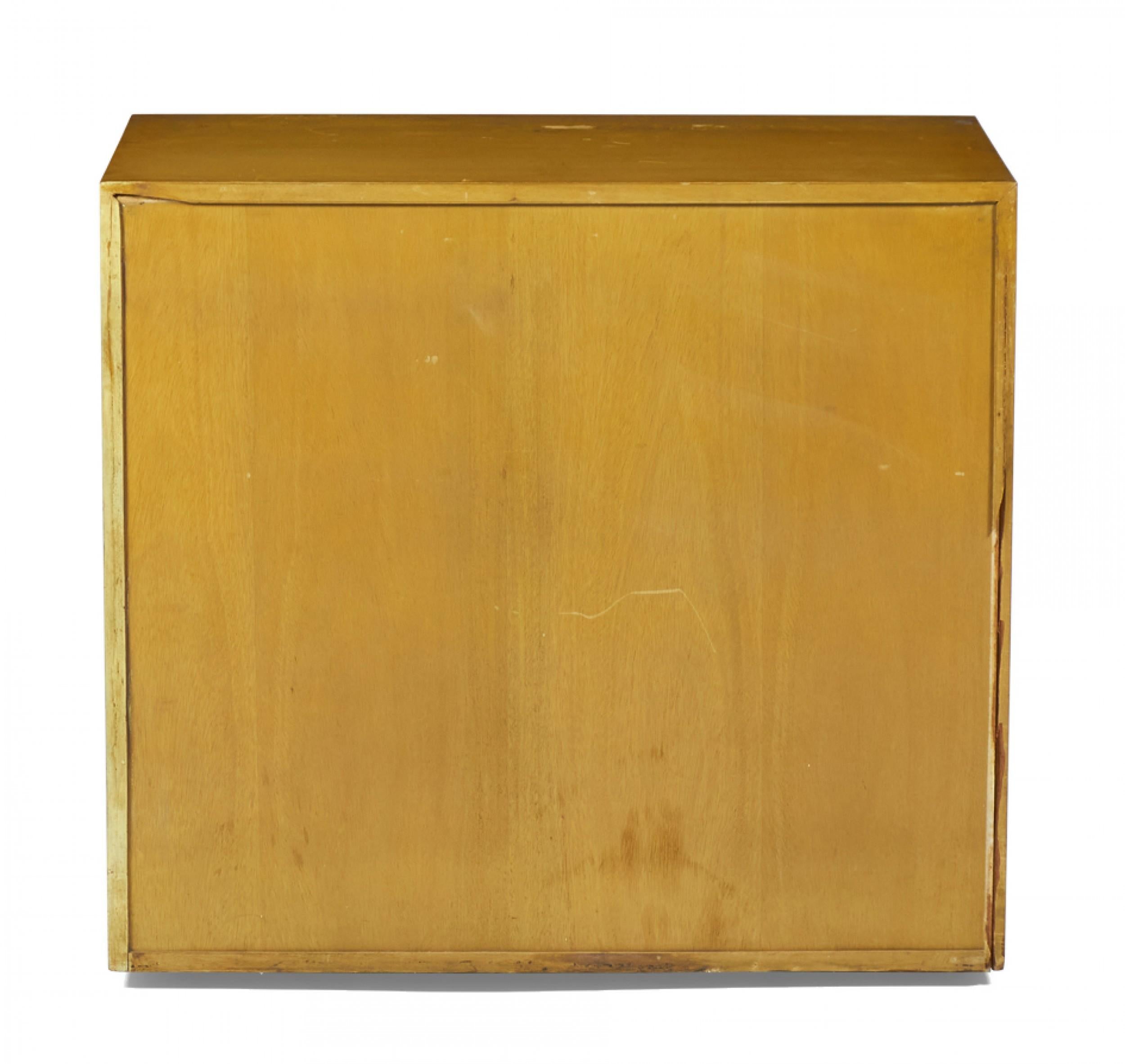 Fait main T.H. Robsjohn-Gibbings pour Widdicomb meuble de rangement moderne mi-siècle à deux portes en érable en vente