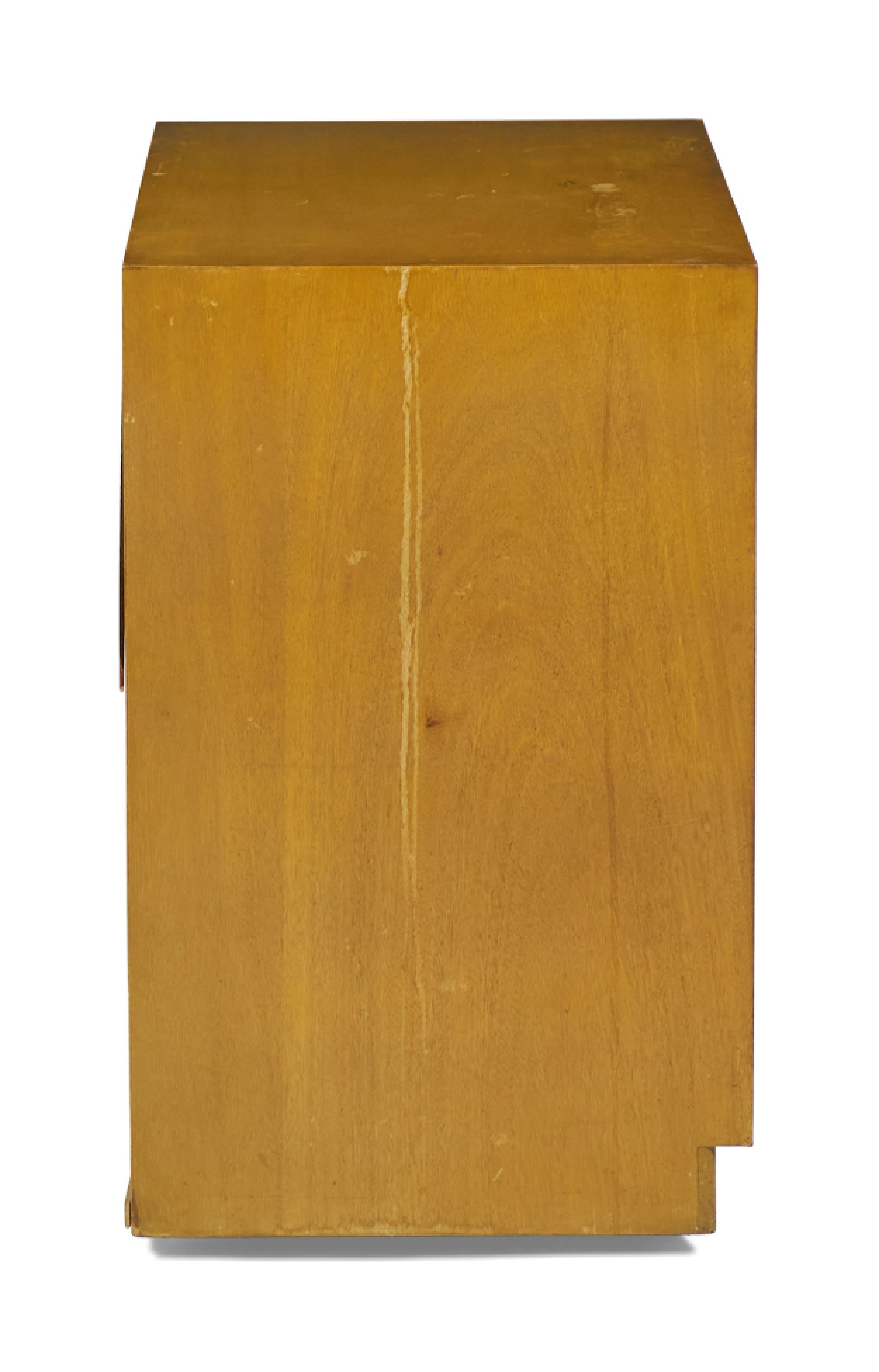 20ième siècle T.H. Robsjohn-Gibbings pour Widdicomb meuble de rangement moderne mi-siècle à deux portes en érable en vente