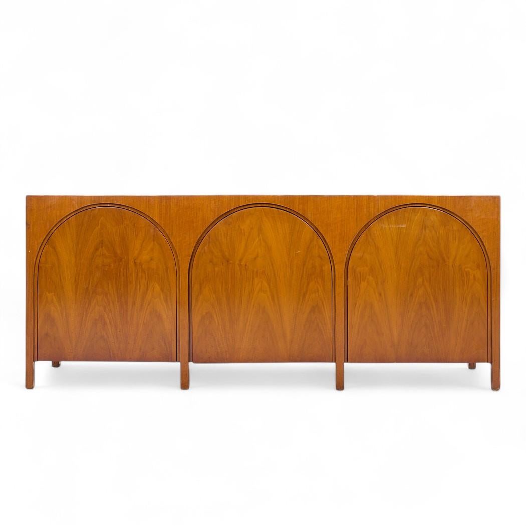 T.H. Robsjohn-Gibbings per Widdicomb Credenza Colosseo in legno di noce del metà del secolo scorso

Questa credenza misura: 72 di larghezza x 19 di profondità x 29,75 di altezza

Tutti i mobili possono essere acquistati in quello che noi chiamiamo