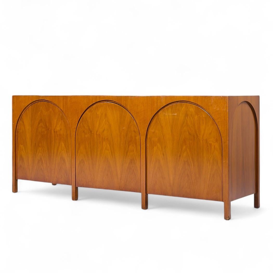 Mid-Century moderno T.H. Robsjohn-Gibbings per Widdicomb Credenza Colosseo in legno di noce del metà del secolo scorso in vendita