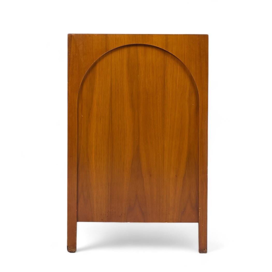 Americano T.H. Robsjohn-Gibbings per Widdicomb Credenza Colosseo in legno di noce del metà del secolo scorso in vendita