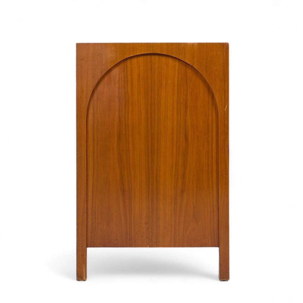 T.H. Robsjohn-Gibbings per Widdicomb Credenza Colosseo in legno di noce del metà del secolo scorso In condizioni buone in vendita a Countryside, IL