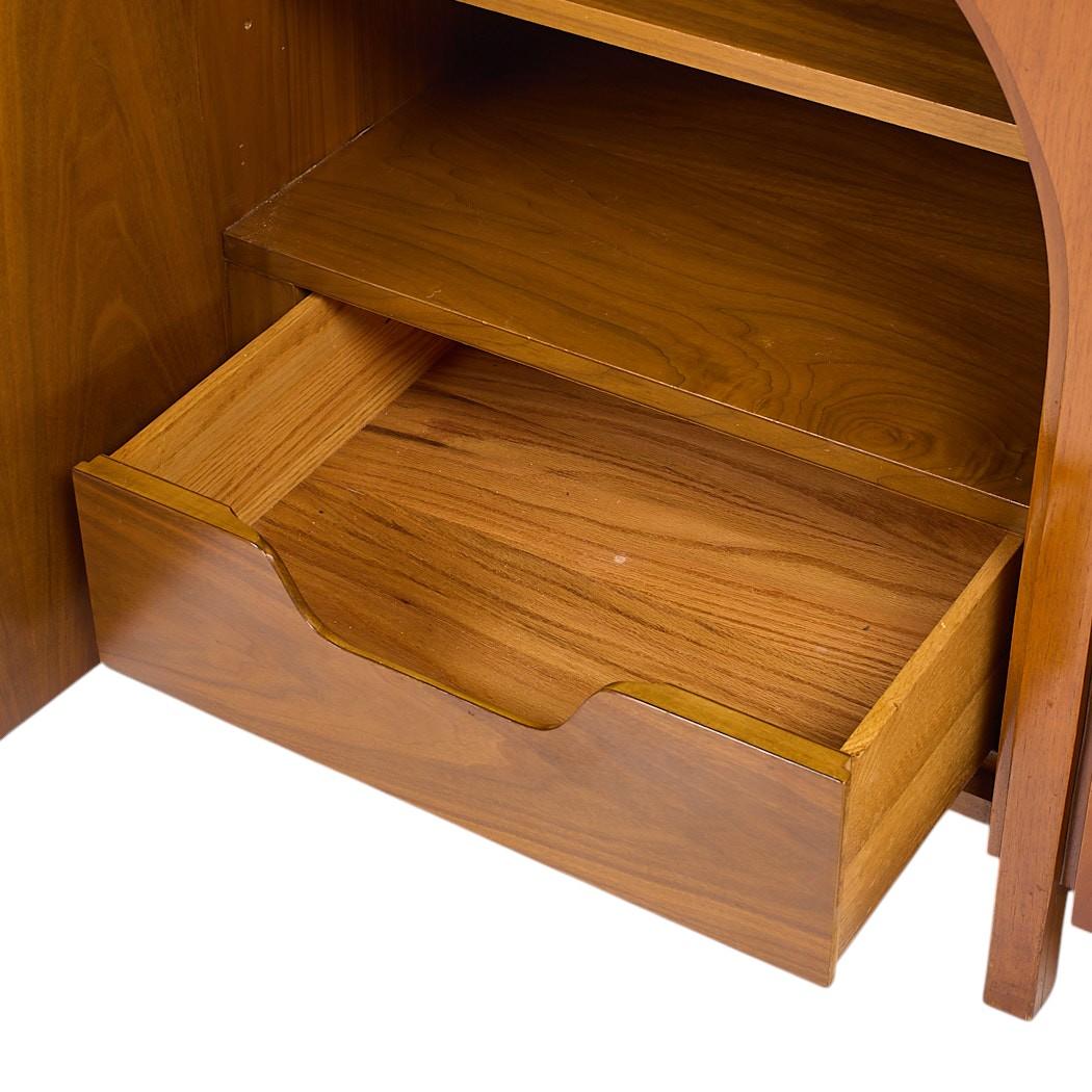 XX secolo T.H. Robsjohn-Gibbings per Widdicomb Credenza Colosseo in legno di noce del metà del secolo scorso in vendita