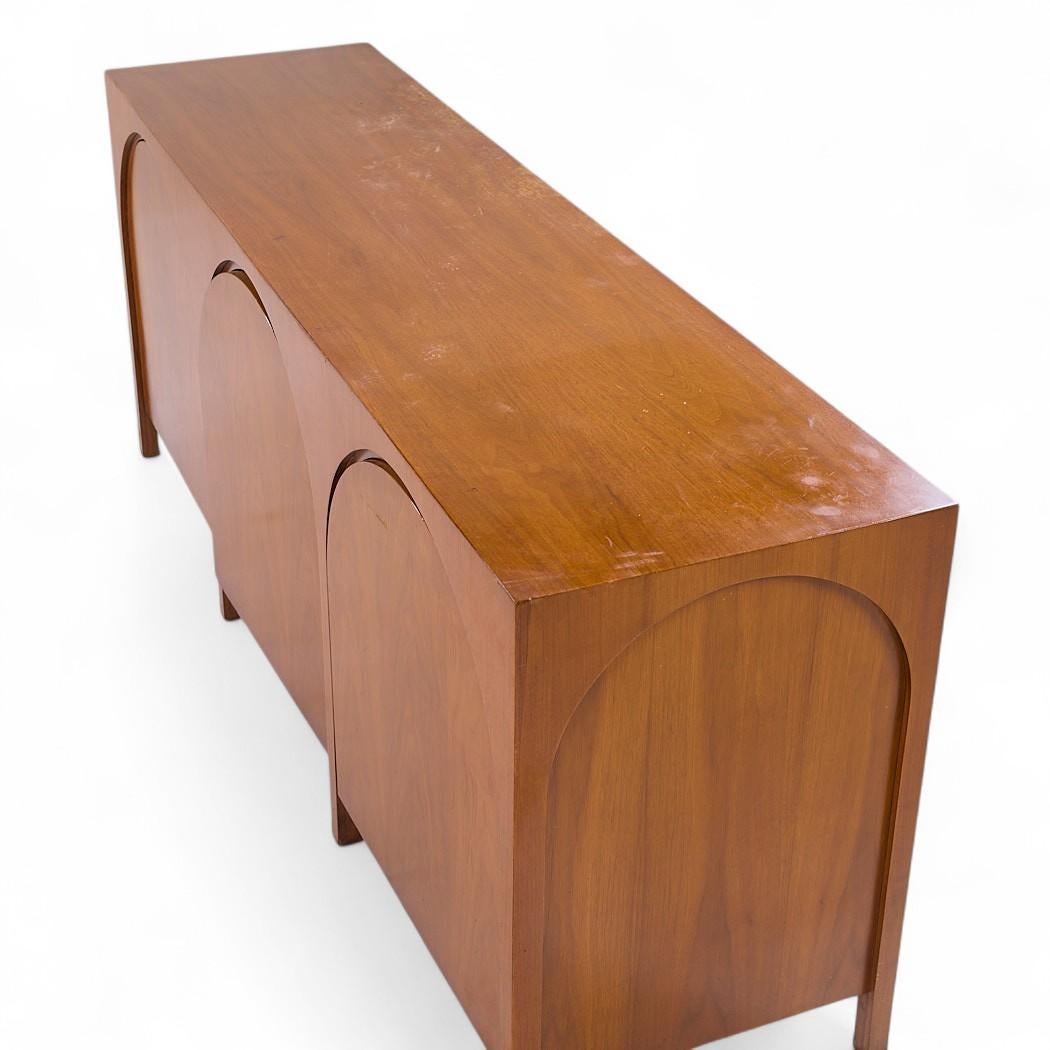 Noce T.H. Robsjohn-Gibbings per Widdicomb Credenza Colosseo in legno di noce del metà del secolo scorso in vendita