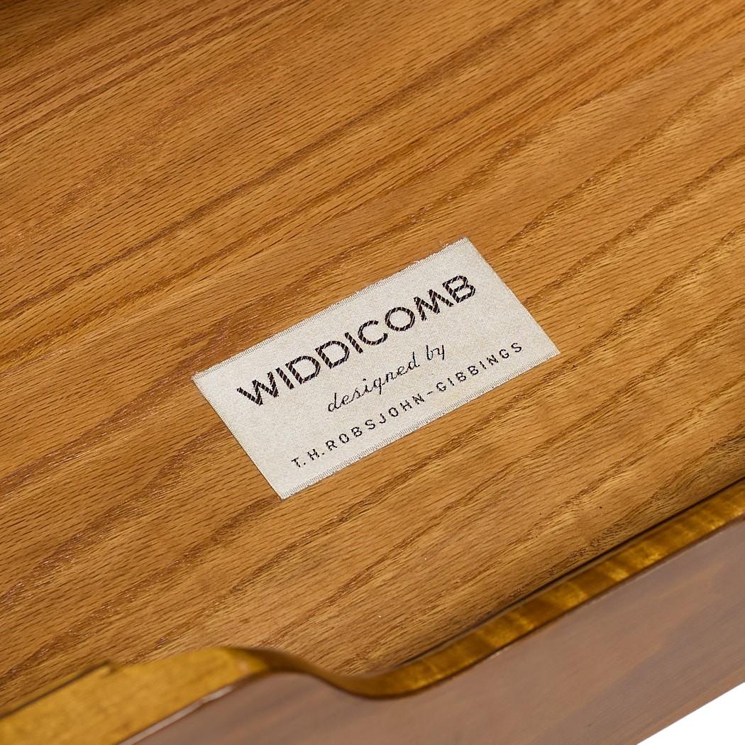 T.H. Robsjohn-Gibbings per Widdicomb Credenza Colosseo in legno di noce del metà del secolo scorso in vendita 1
