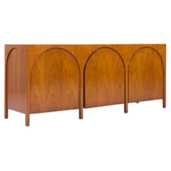 T.H. Robsjohn-Gibbings per Widdicomb Credenza Colosseo in legno di noce del metà del secolo scorso