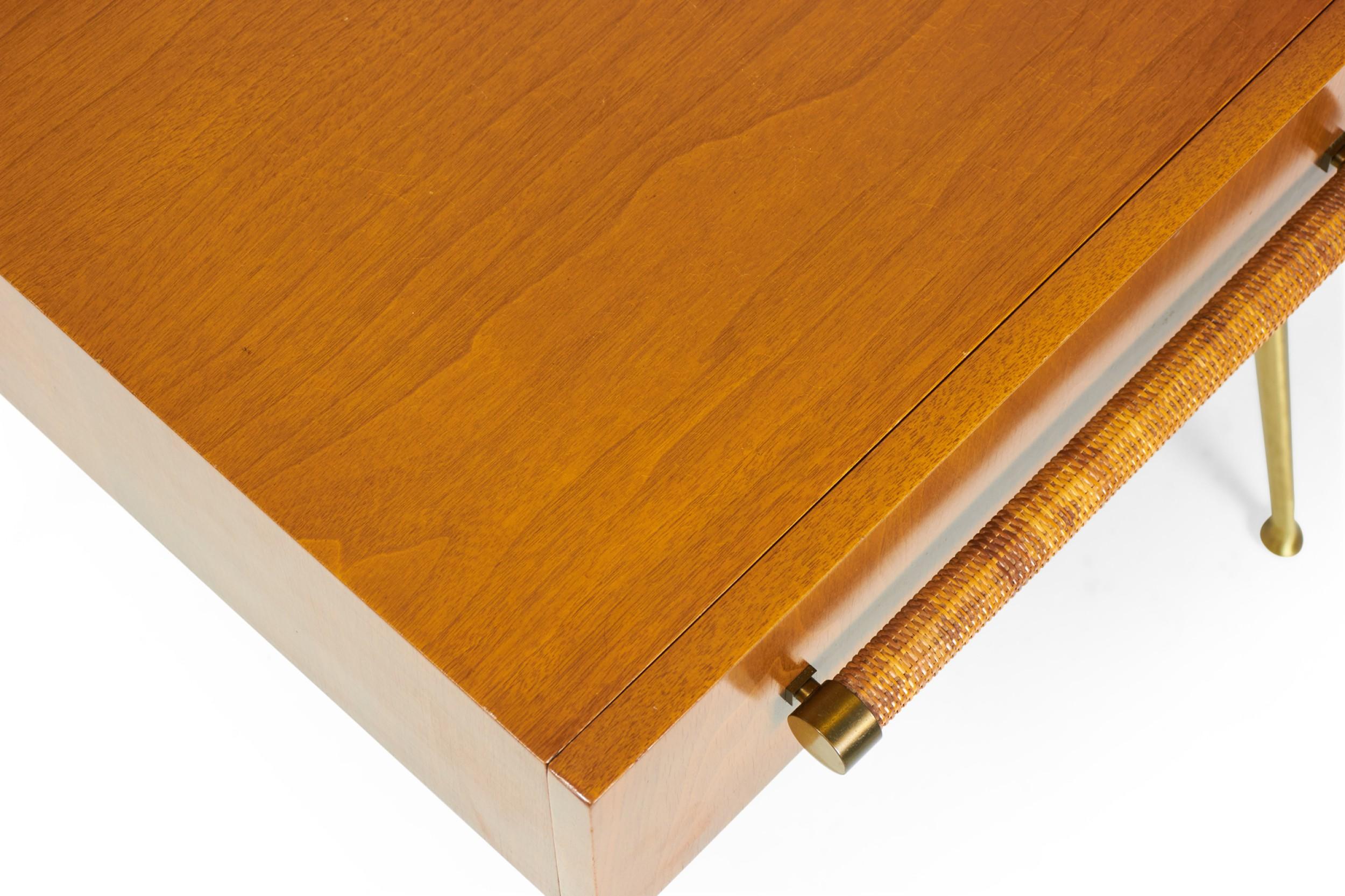 T.H. Robsjohn-Gibbings for Widdicomb Mid-Century Walnut Single Drawer Nightstand en vente 3