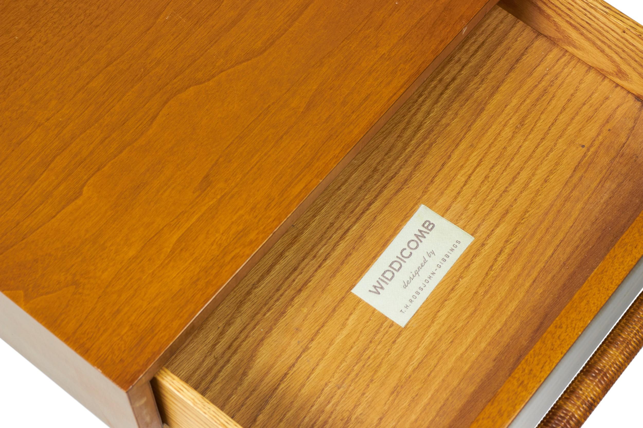 T.H. Robsjohn-Gibbings for Widdicomb Mid-Century Walnut Single Drawer Nightstand en vente 4