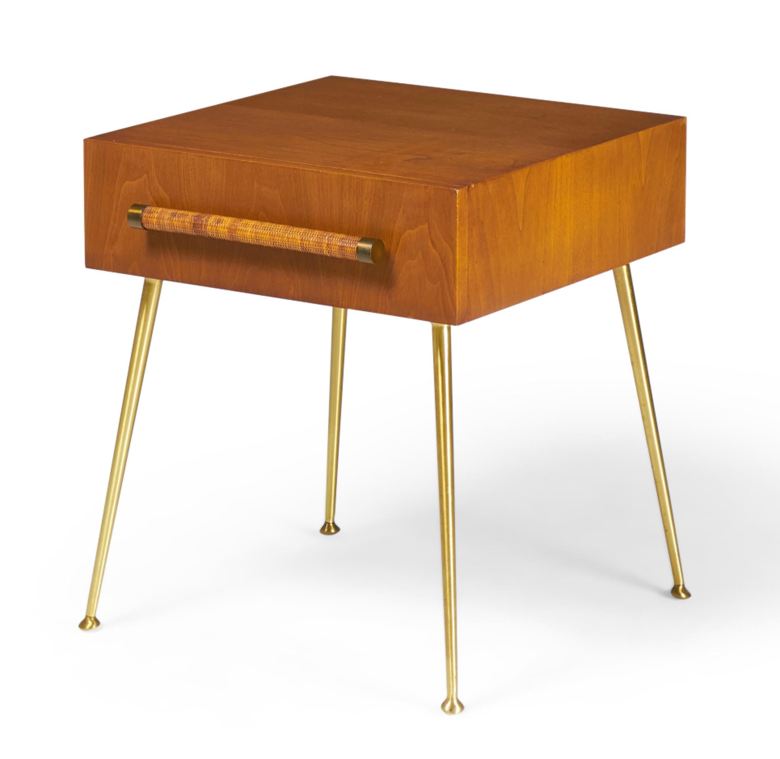 Table de nuit à un seul tiroir en noyer du milieu du siècle dernier (années 1950) avec des poignées de tiroir en goujon enveloppées de rotin et quatre pieds effilés en laiton avec des pieds circulaires en laiton. (AT&T. ROBSJOHN-GIBBINGS POUR