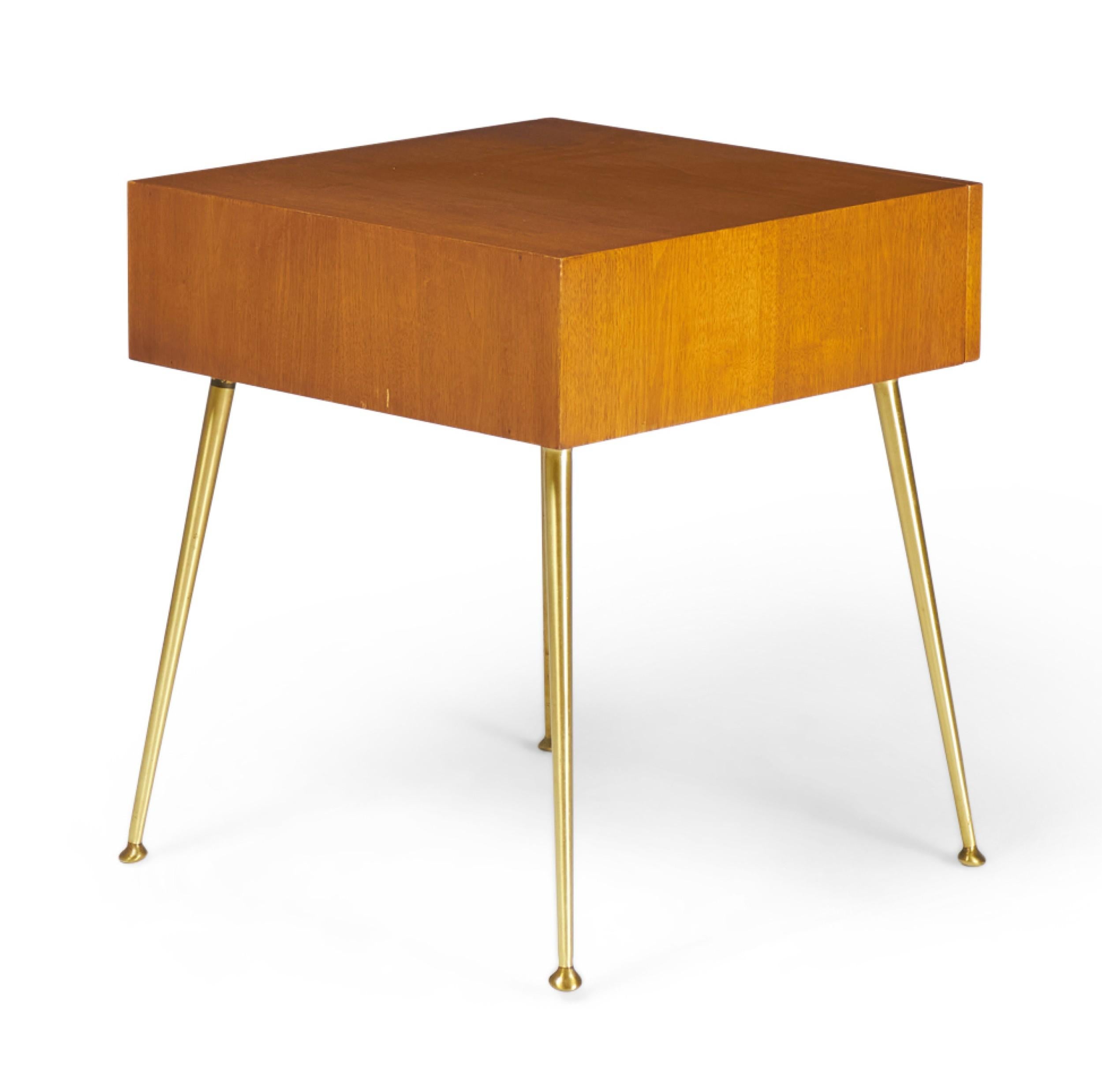20ième siècle T.H. Robsjohn-Gibbings for Widdicomb Mid-Century Walnut Single Drawer Nightstand en vente