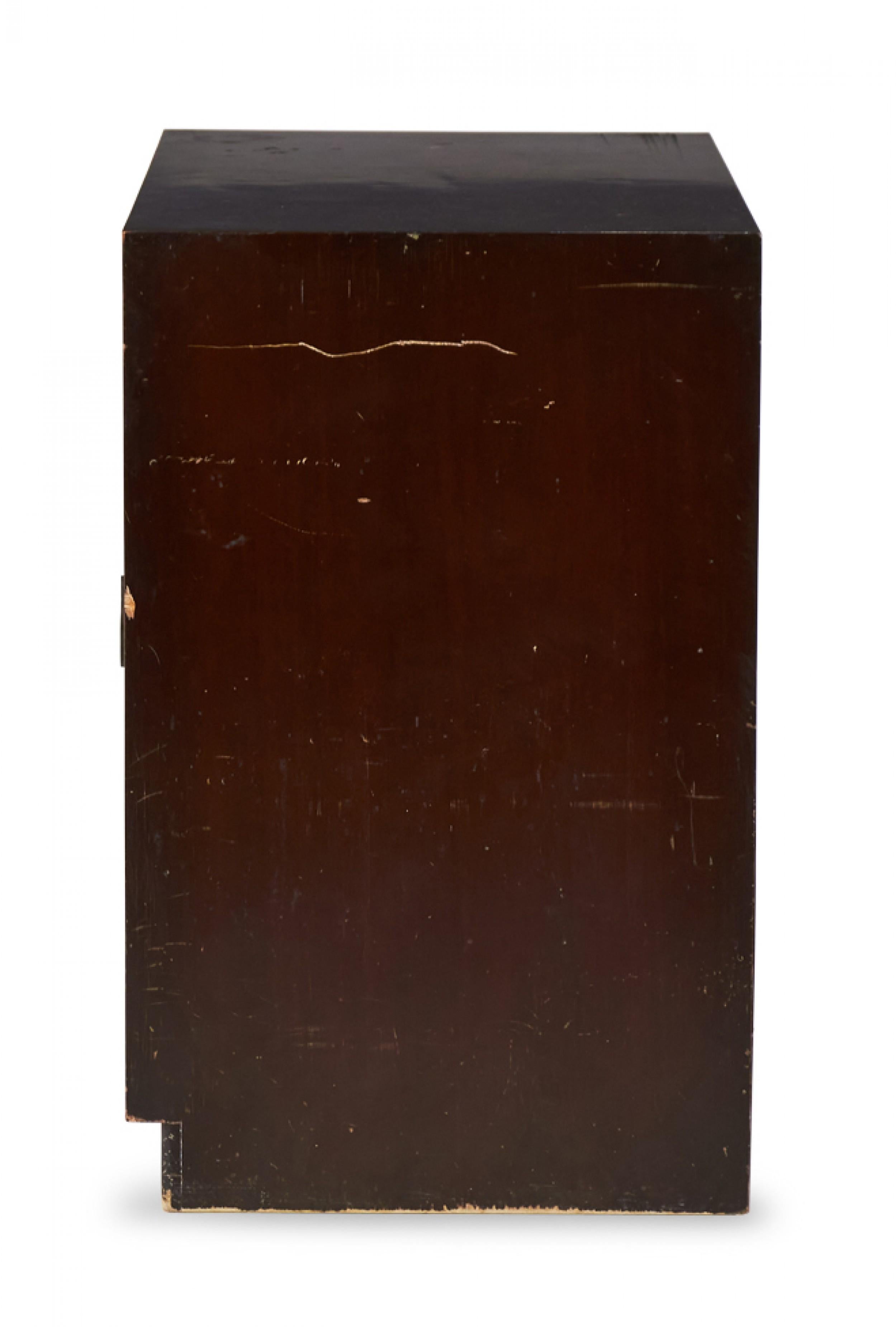 T.H. Moderner zweitüriger Mahagoni-Schrank von Robsjohn-Gibbings für Widdicomb (Moderne der Mitte des Jahrhunderts) im Angebot