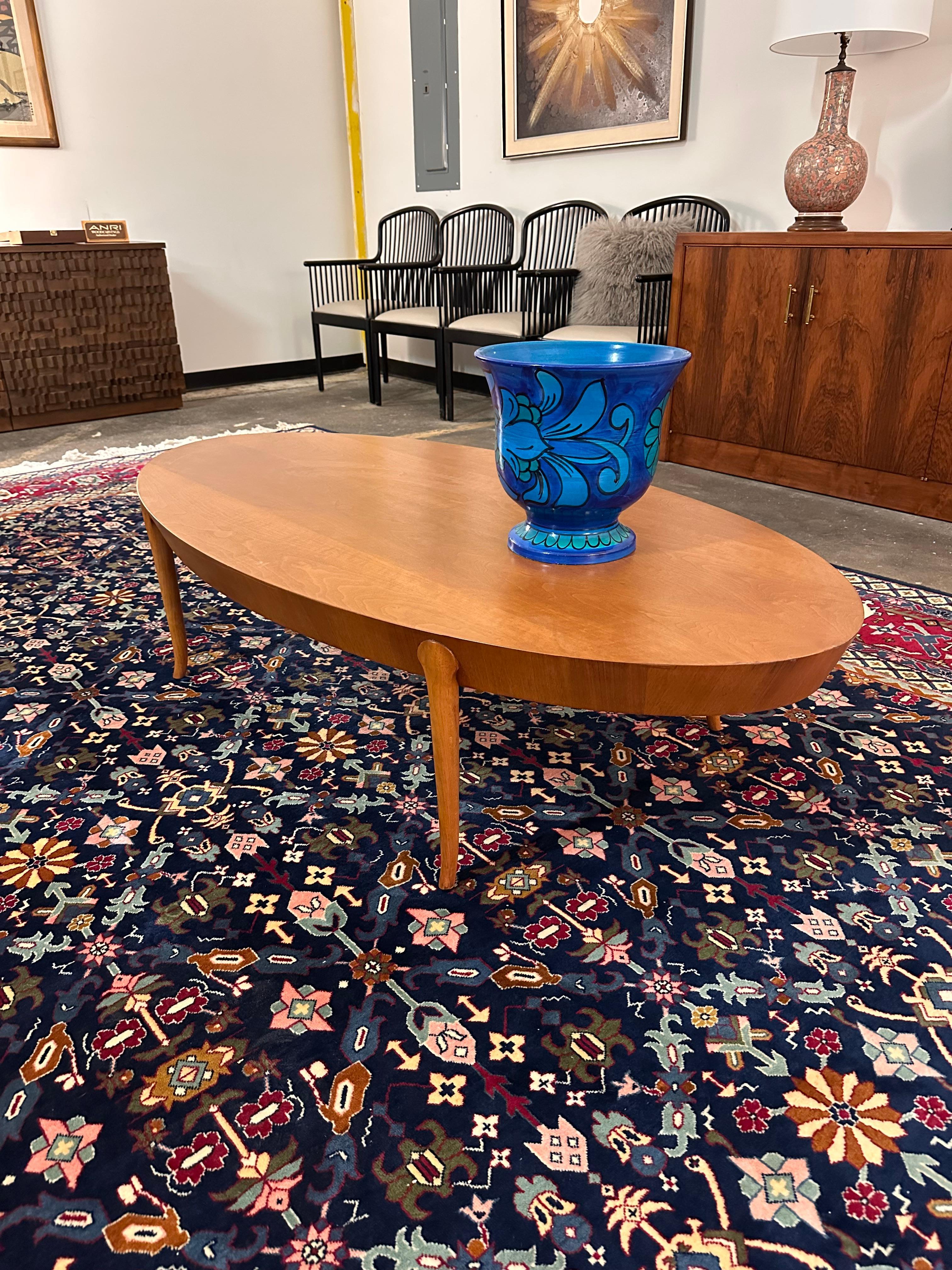 T.H. Table basse ovale Robsjohn-Gibbings pour Widdicomb

Cette élégante table à café ou à cocktail ovale a été conçue par AT&T. Robsjohn-Gibbings pour Widdicomb Furniture Company. Il a été produit en 1954. La table en noyer magnifiquement grainé est
