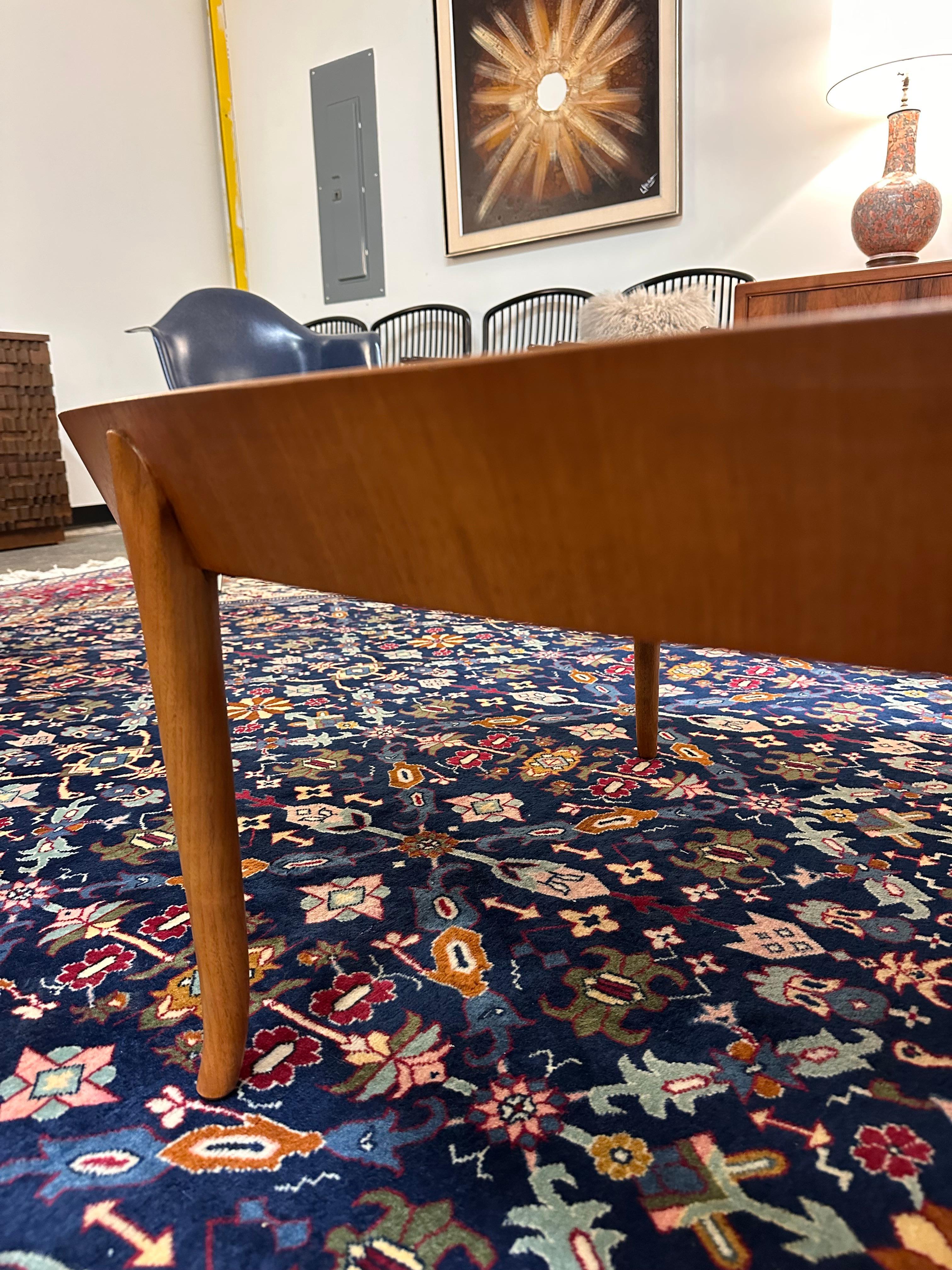 T.H. Table basse ovale Robsjohn-Gibbings pour Widdicomb Bon état - En vente à Skokie, IL