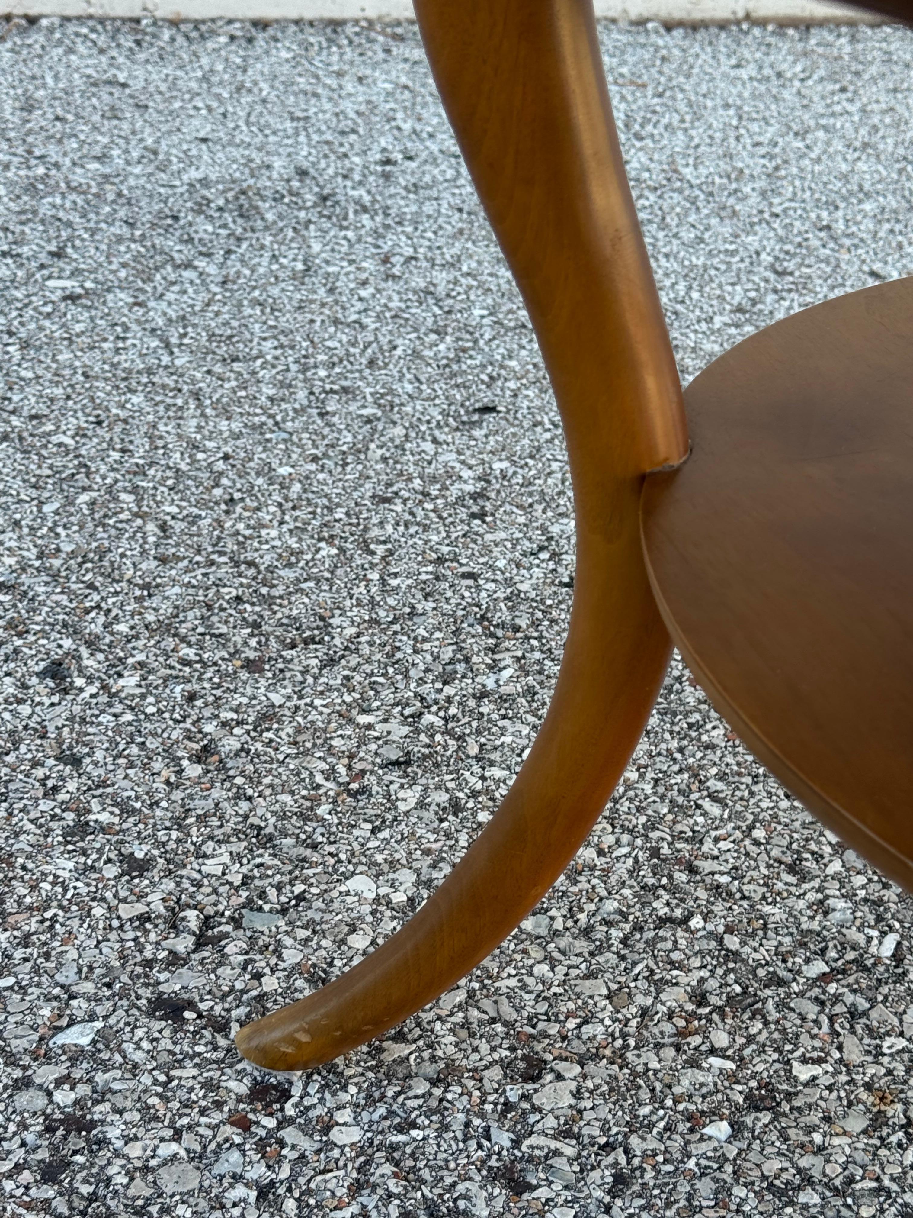 T.H. Robsjohn-Gibbings for Widdicomb Round Walnut End Table Klismos Sabre-Legs en venta 3