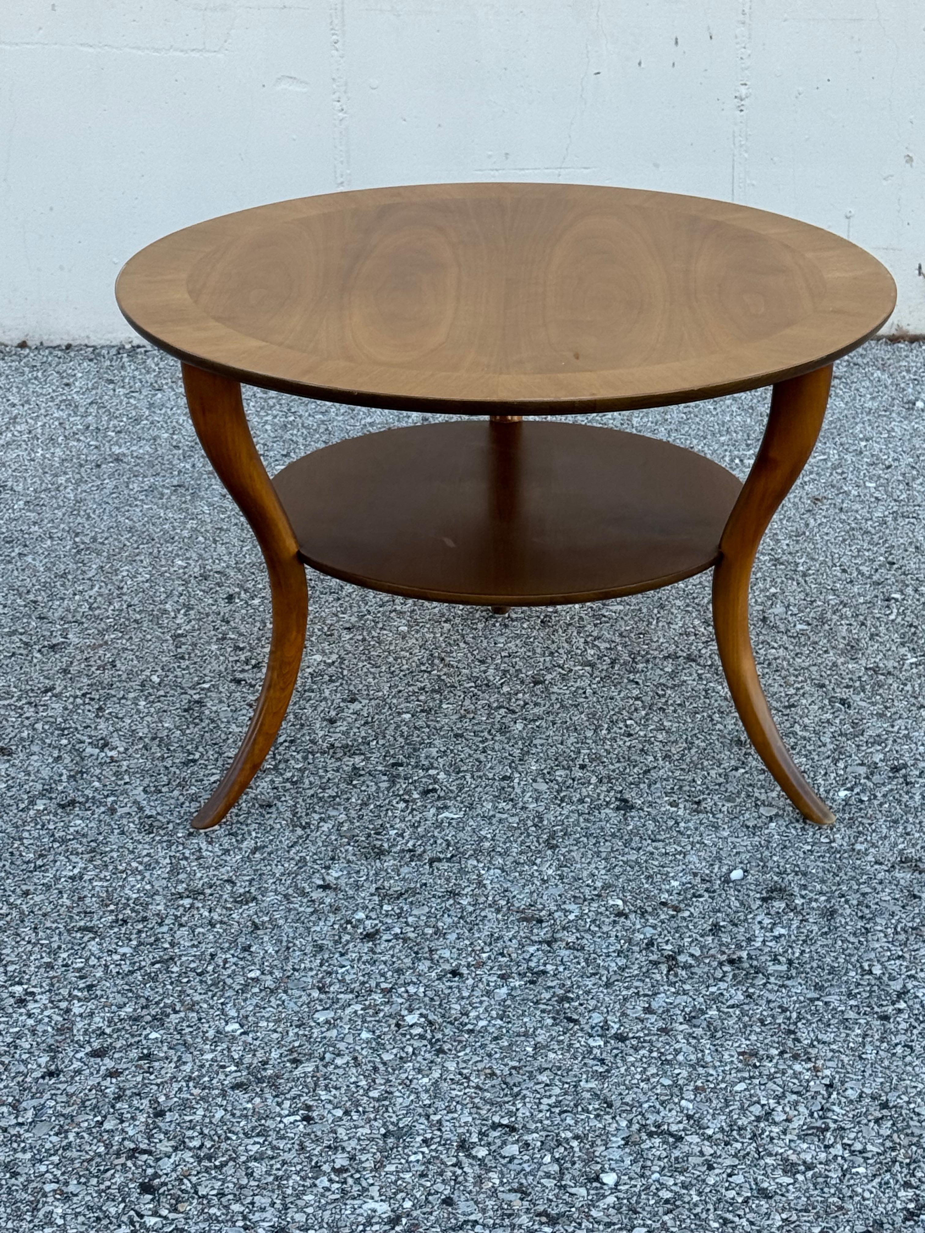 T.H. Robsjohn-Gibbings for Widdicomb Round Walnut End Table Klismos Sabre-Legs en venta 6