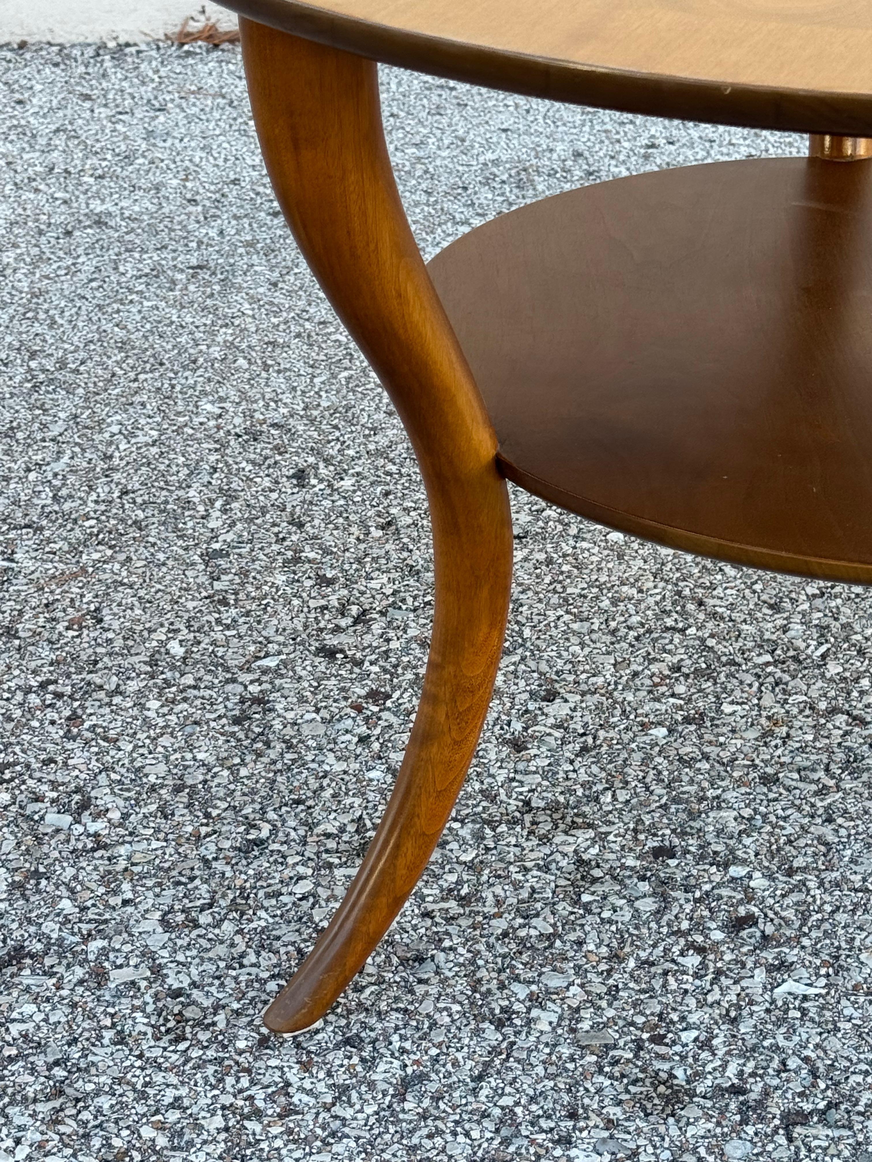 T.H. Robsjohn-Gibbings for Widdicomb Round Walnut End Table Klismos Sabre-Legs en venta 7